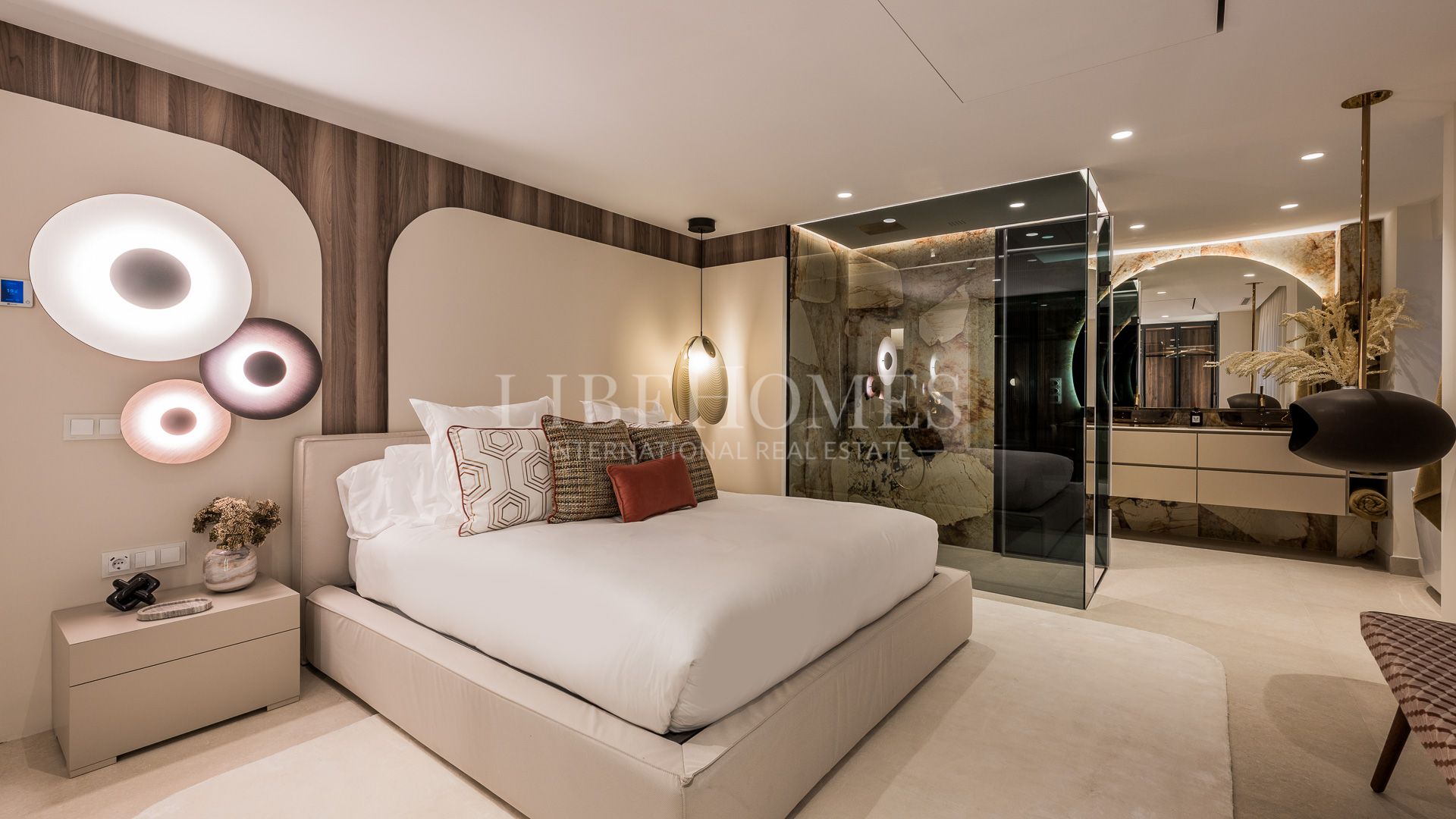 Apartamento reformado, primera línea de playa, Los Monteros, Marbella