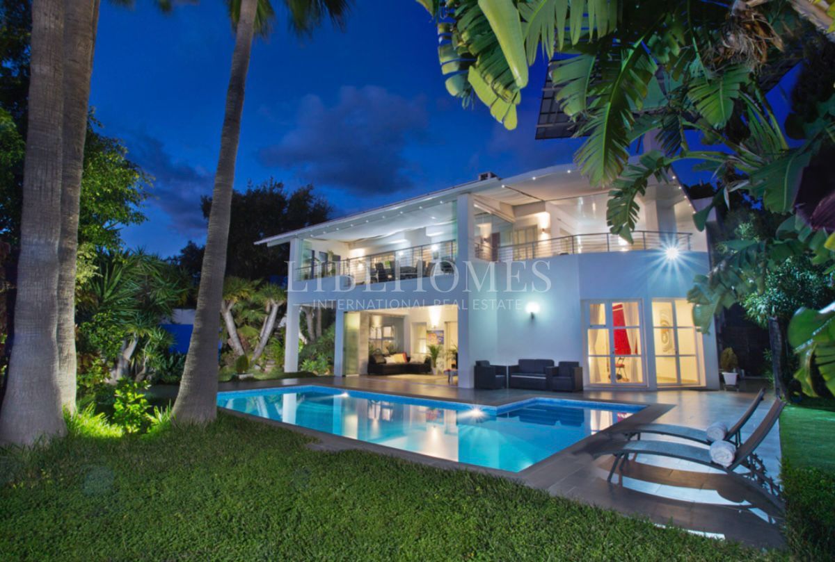 Eight bedroom villa with panoramic sea views in Elviria, Marbella