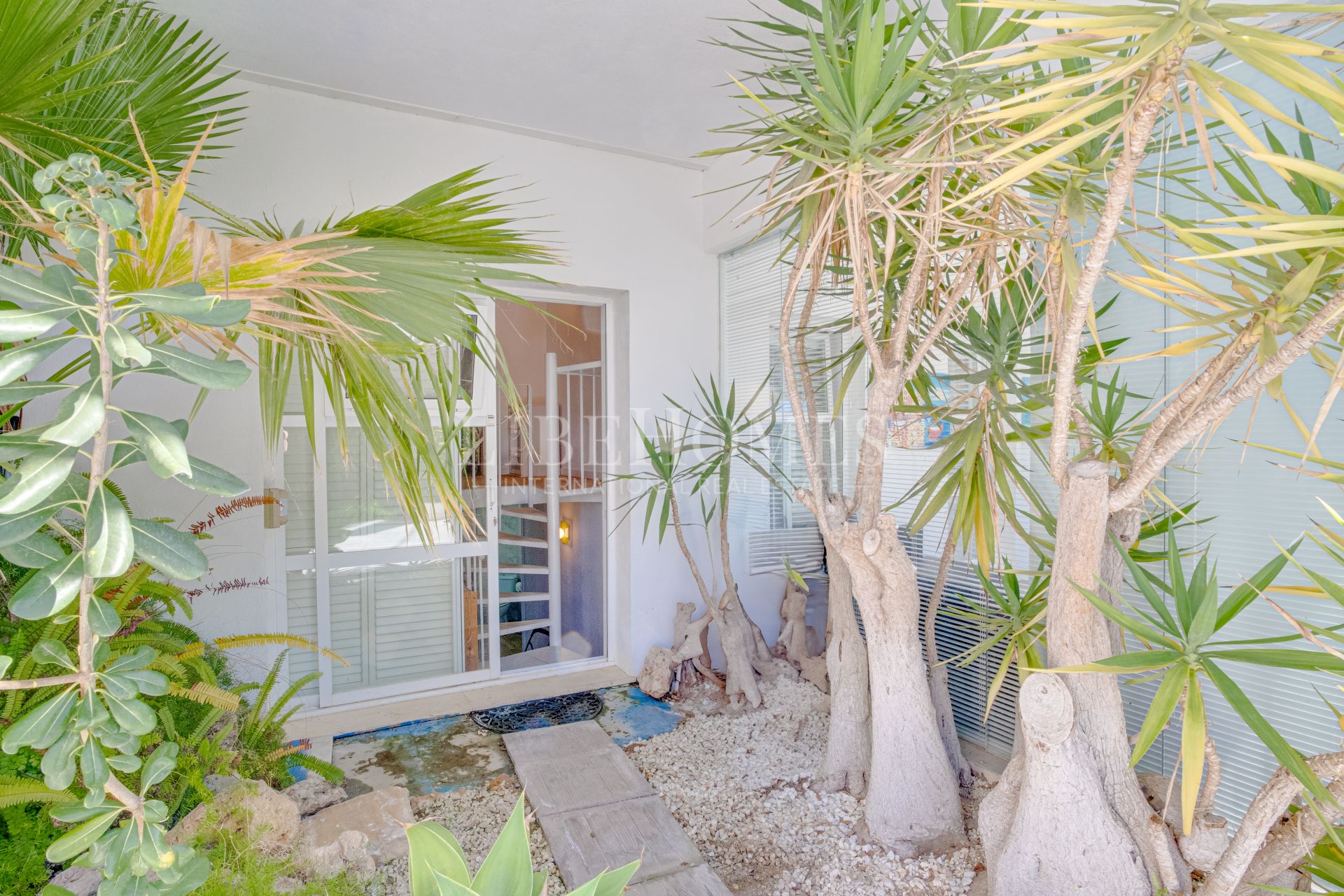 Eight bedroom villa with panoramic sea views in Elviria, Marbella