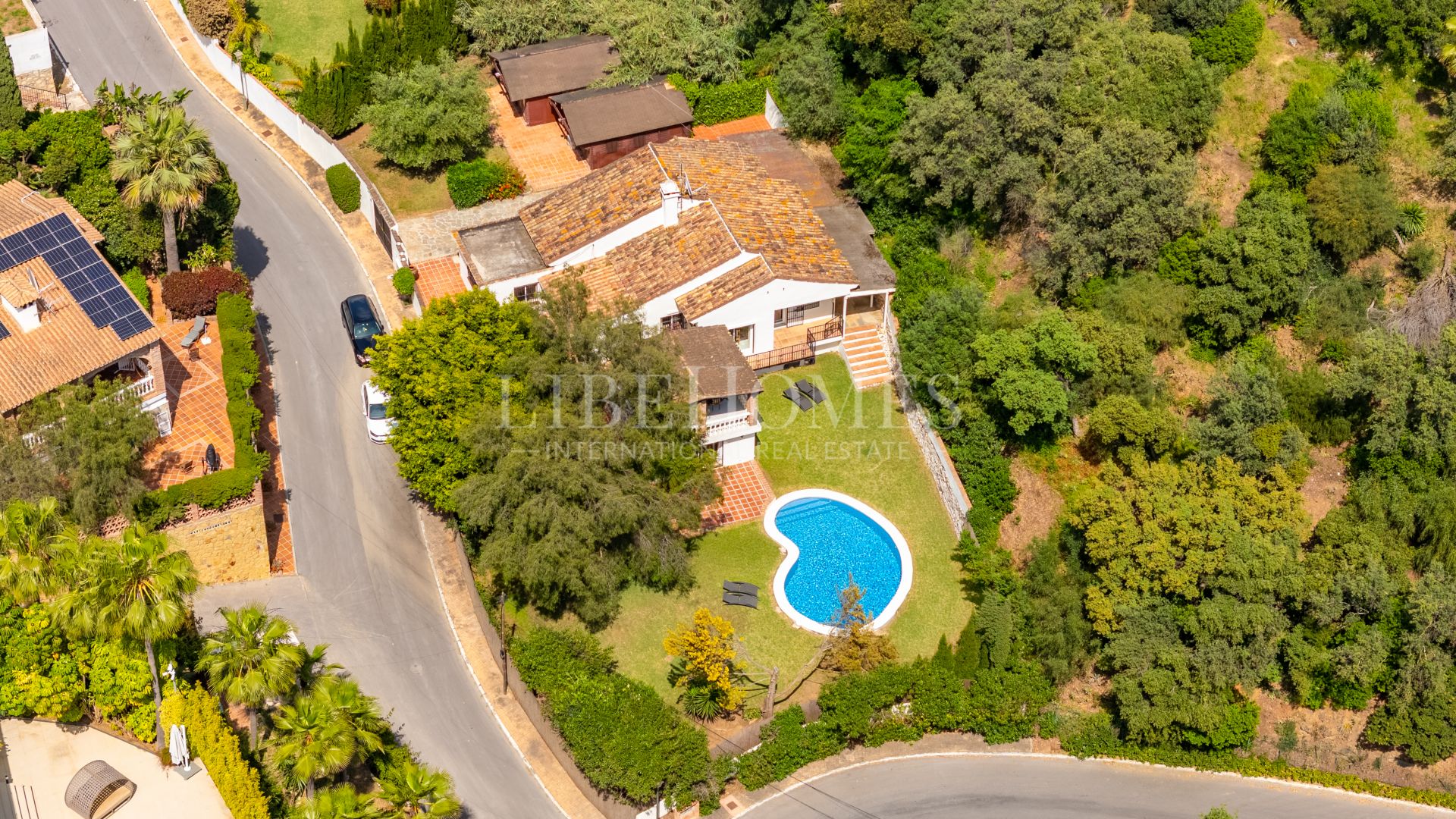 Beautiful Andalusian-style villa for sale in El Rosario, Marbella