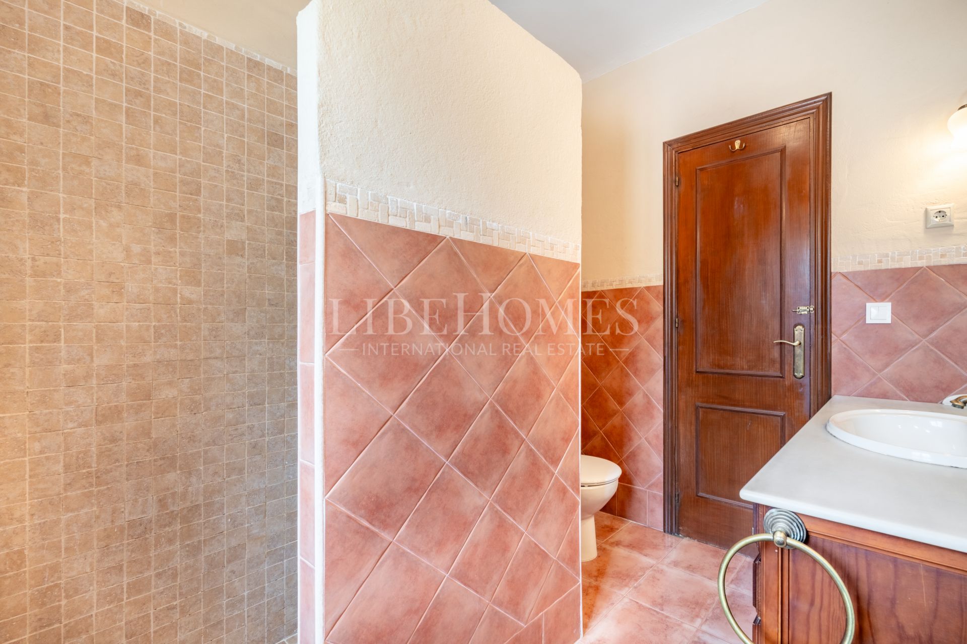 Beautiful Andalusian-style villa for sale in El Rosario, Marbella