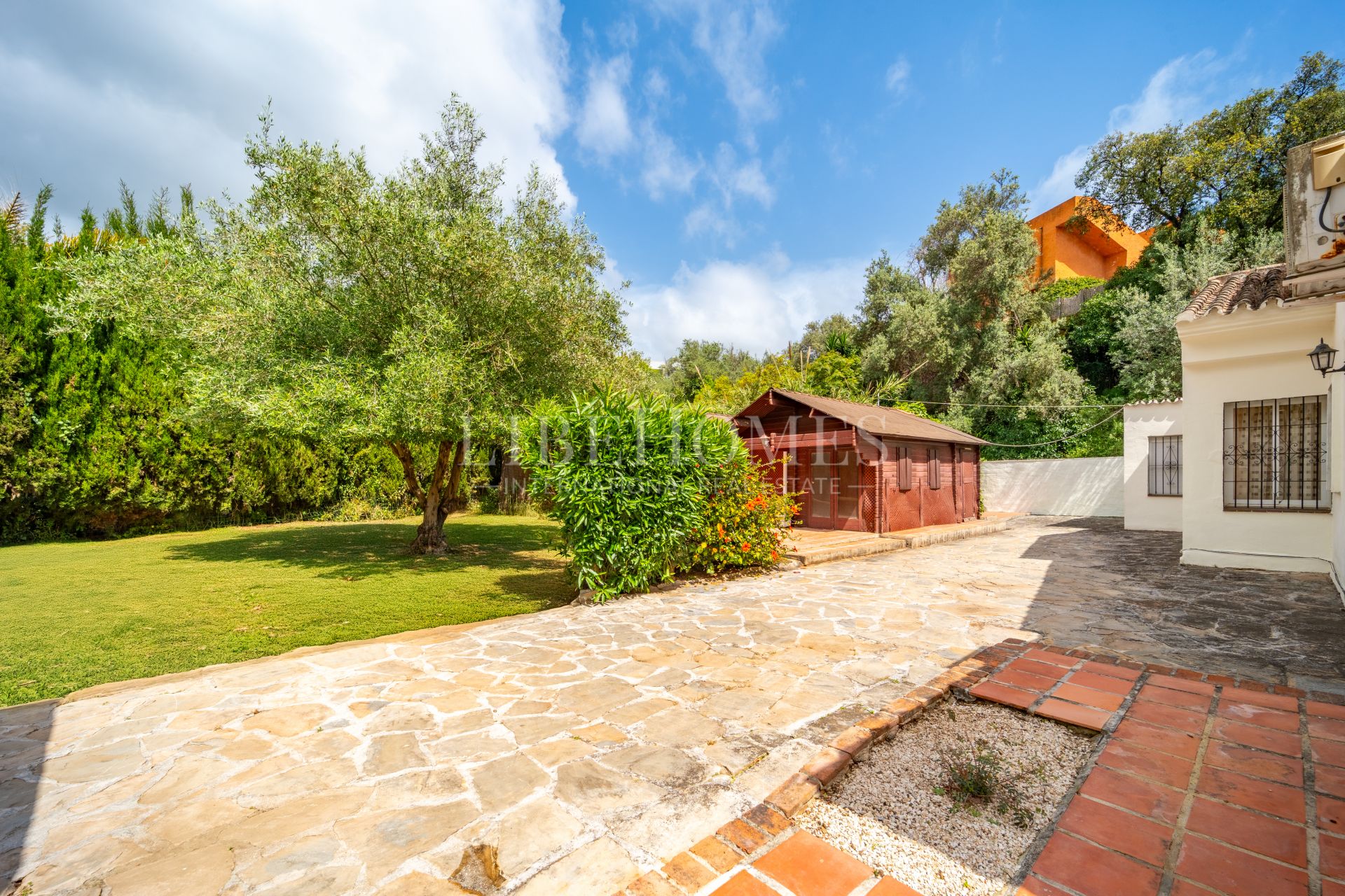 Beautiful Andalusian-style villa for sale in El Rosario, Marbella