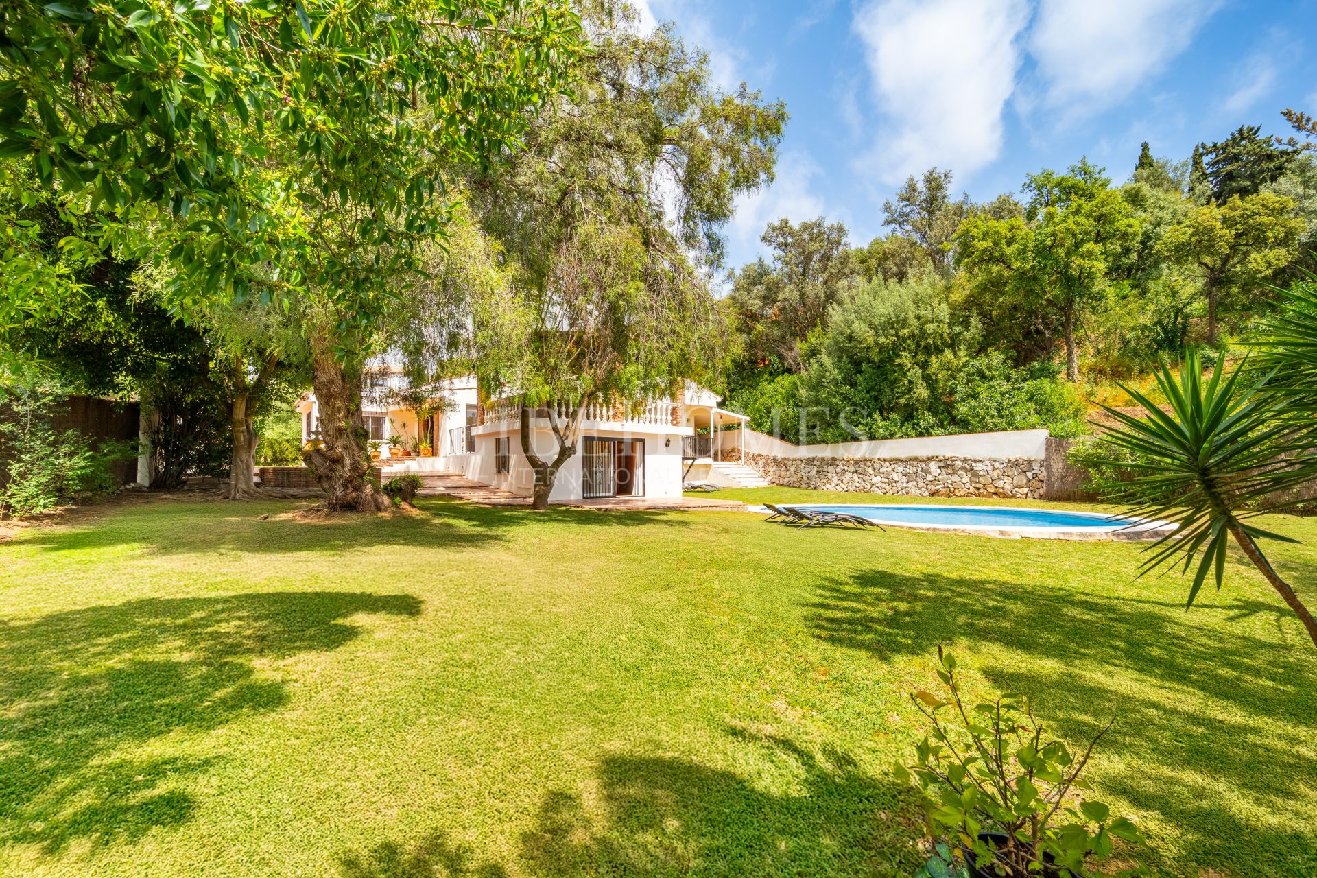 Beautiful Andalusian-style villa for sale in El Rosario, Marbella