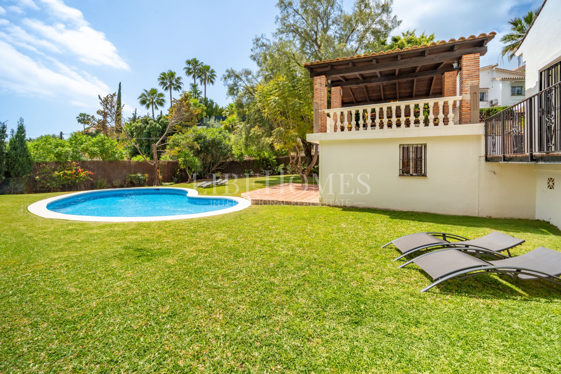 Beautiful Andalusian-style villa for sale in El Rosario, Marbella
