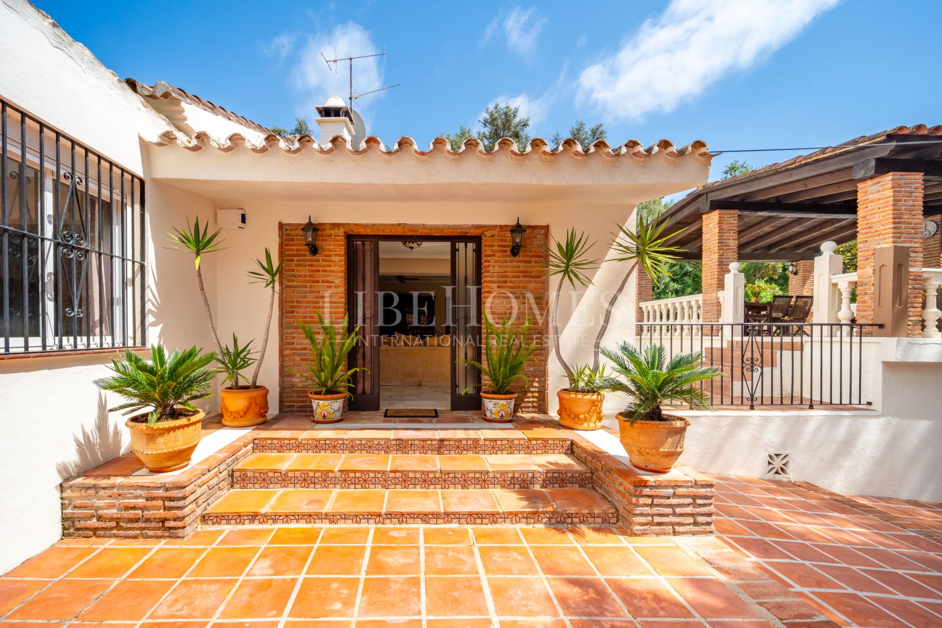 Beautiful Andalusian-style villa for sale in El Rosario, Marbella