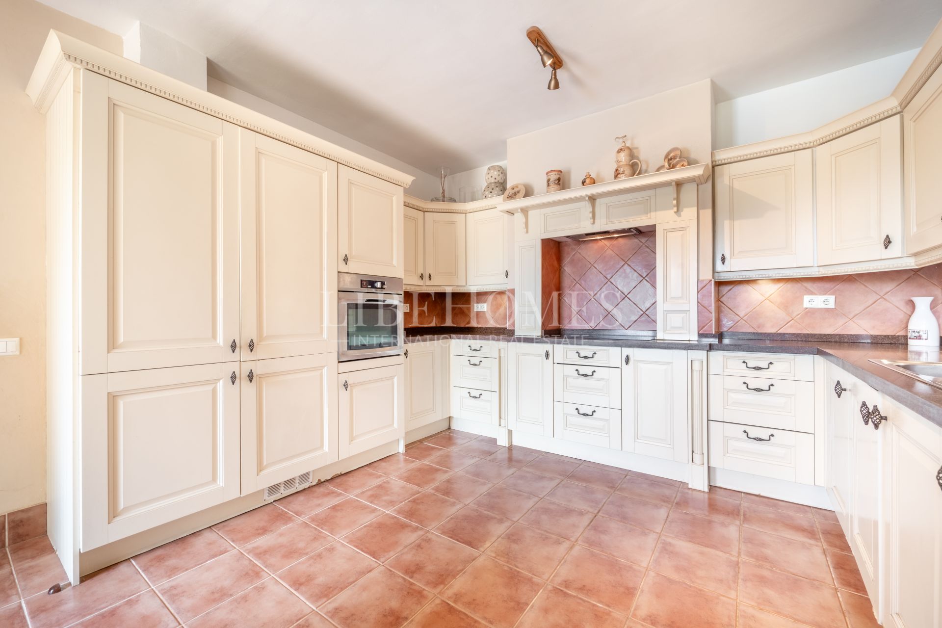 Beautiful Andalusian-style villa for sale in El Rosario, Marbella