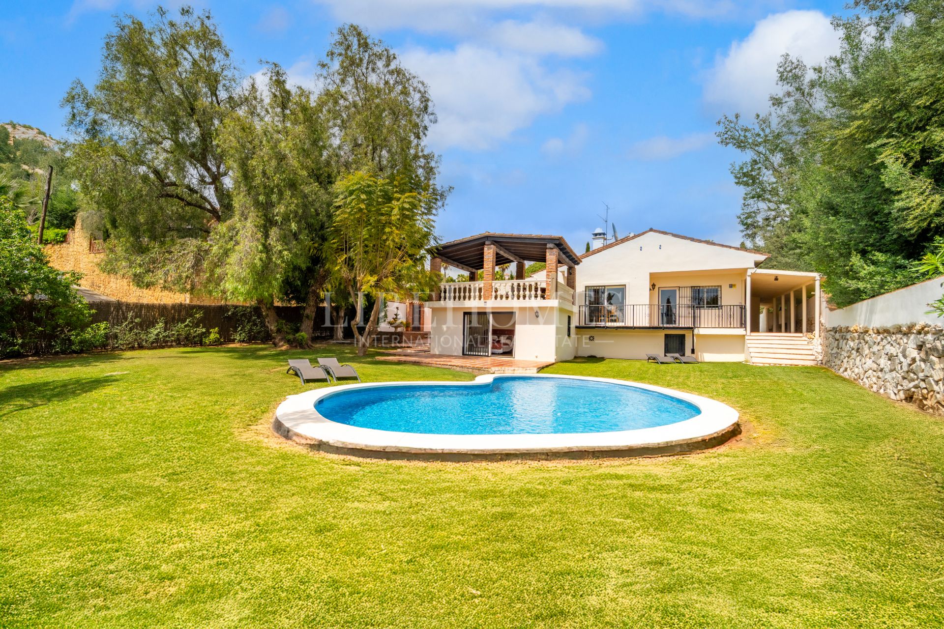 Beautiful Andalusian-style villa for sale in El Rosario, Marbella