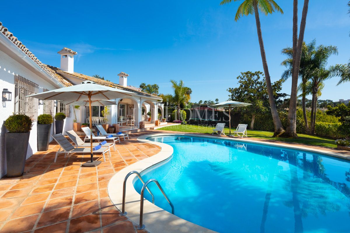 Andalusian single-story villa, panoramic views, El Rosario, Marbella