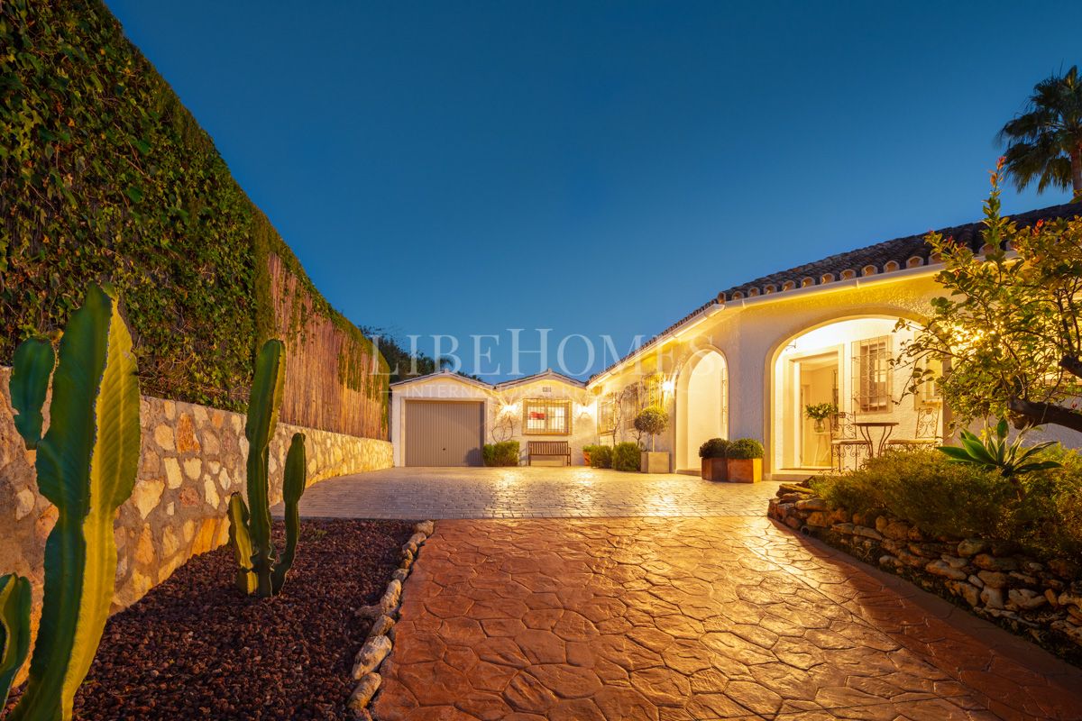 Andalusian single-story villa, panoramic views, El Rosario, Marbella