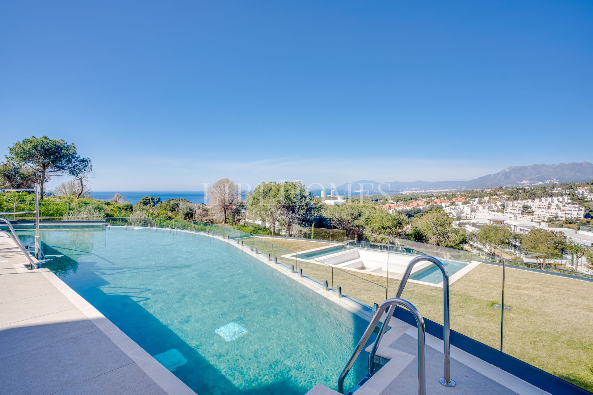 Apartment with sea views, residential complex in Cabopino, Marbella