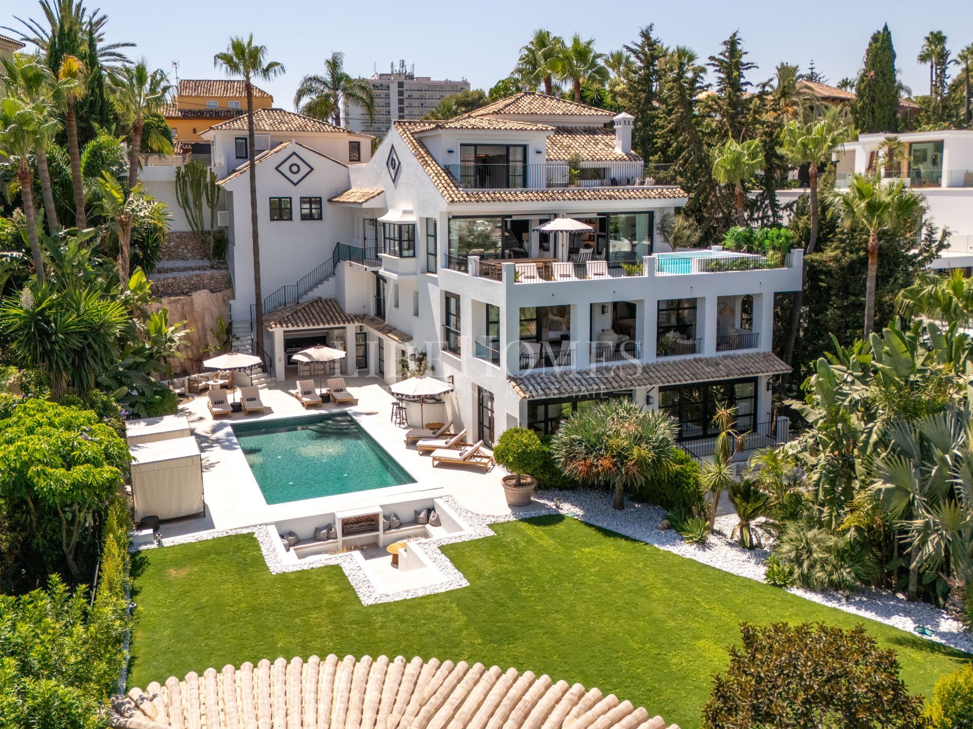 Villa de lujo con vistas a mar y montaña en Nueva Andalucía, Marbella
