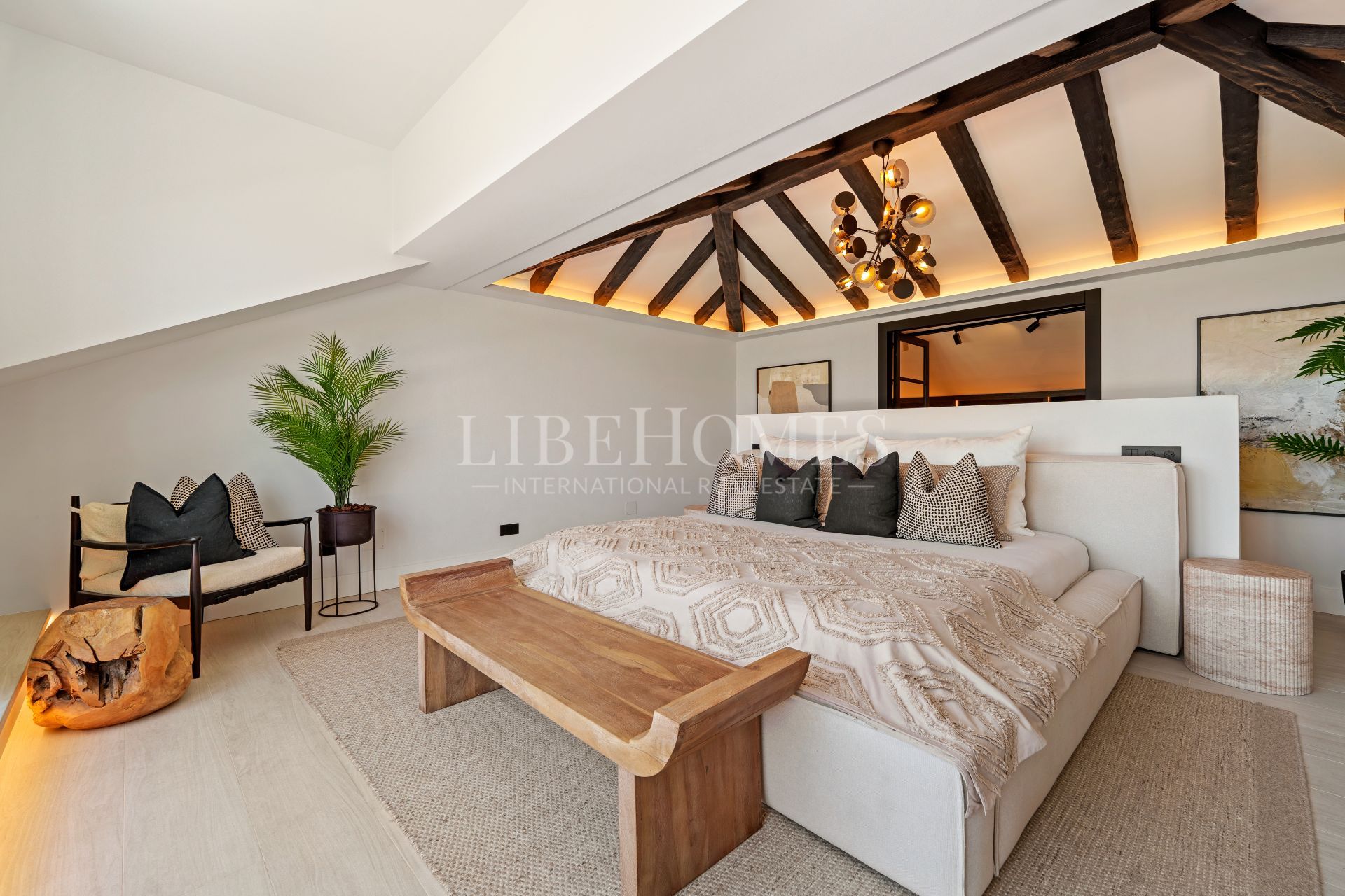 Villa de lujo con vistas a mar y montaña en Nueva Andalucía, Marbella