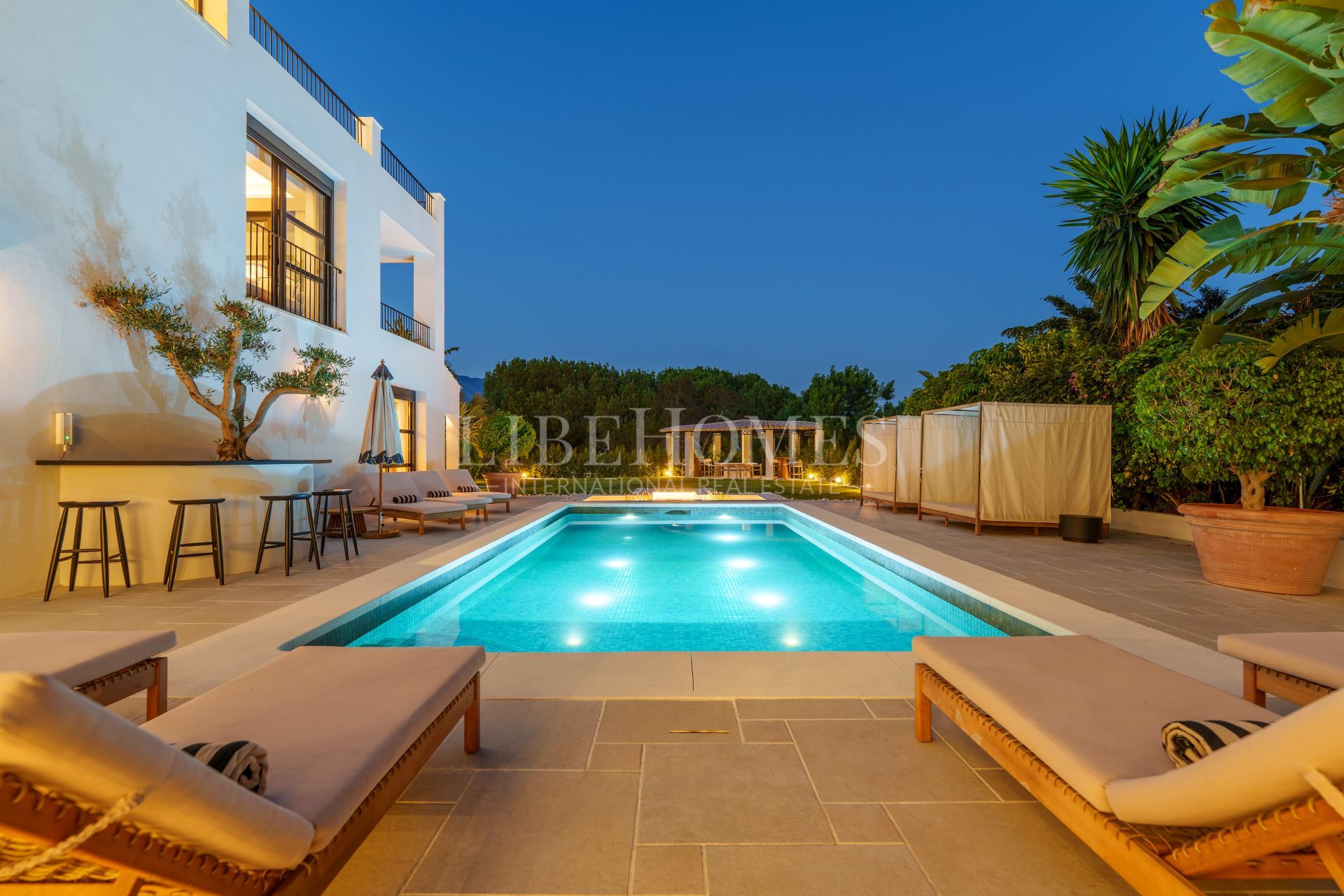 Villa de lujo con vistas a mar y montaña en Nueva Andalucía, Marbella