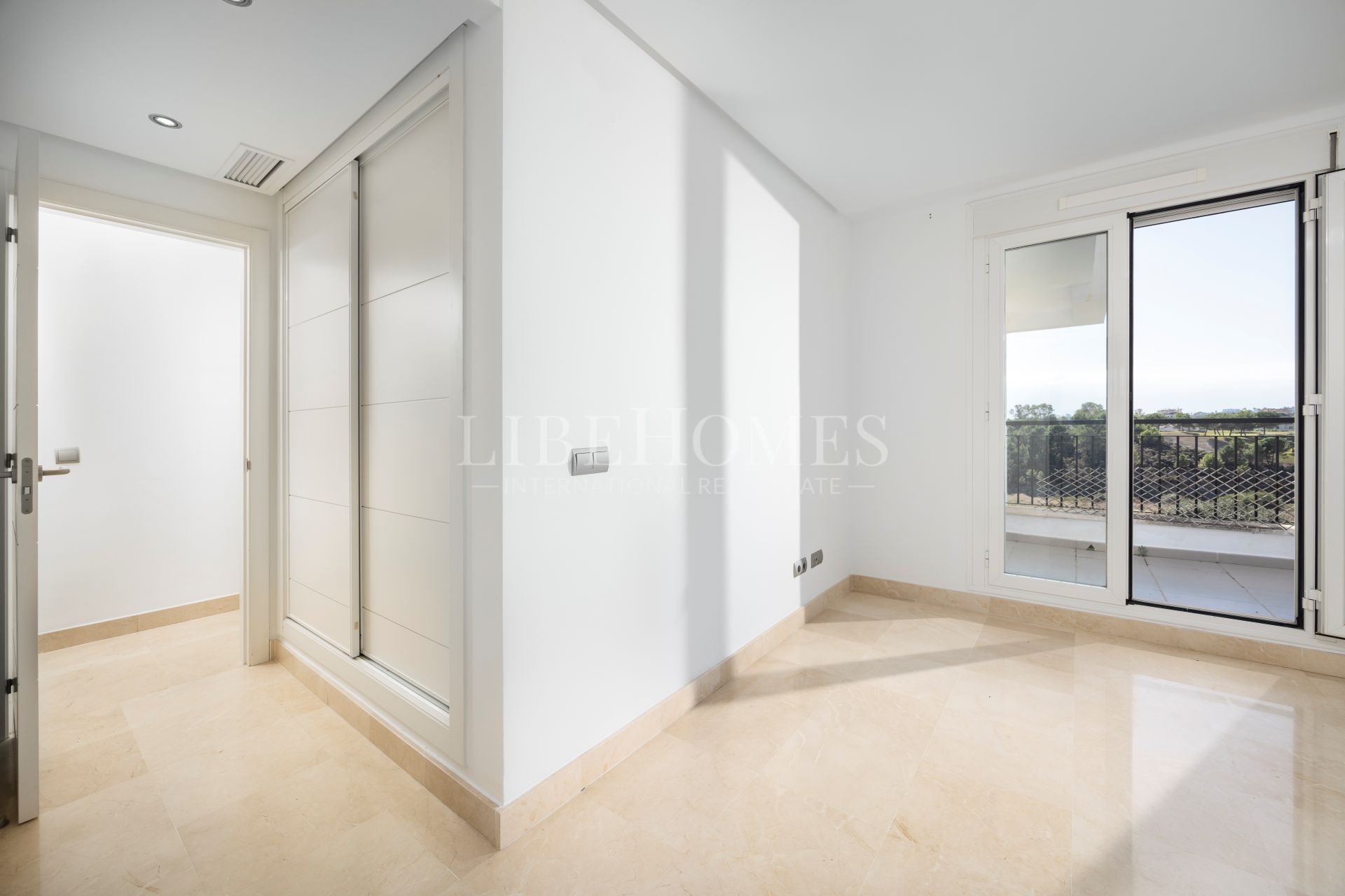 Appartement avec vue panoramique sur le golf à Los Arqueros, Benahavis