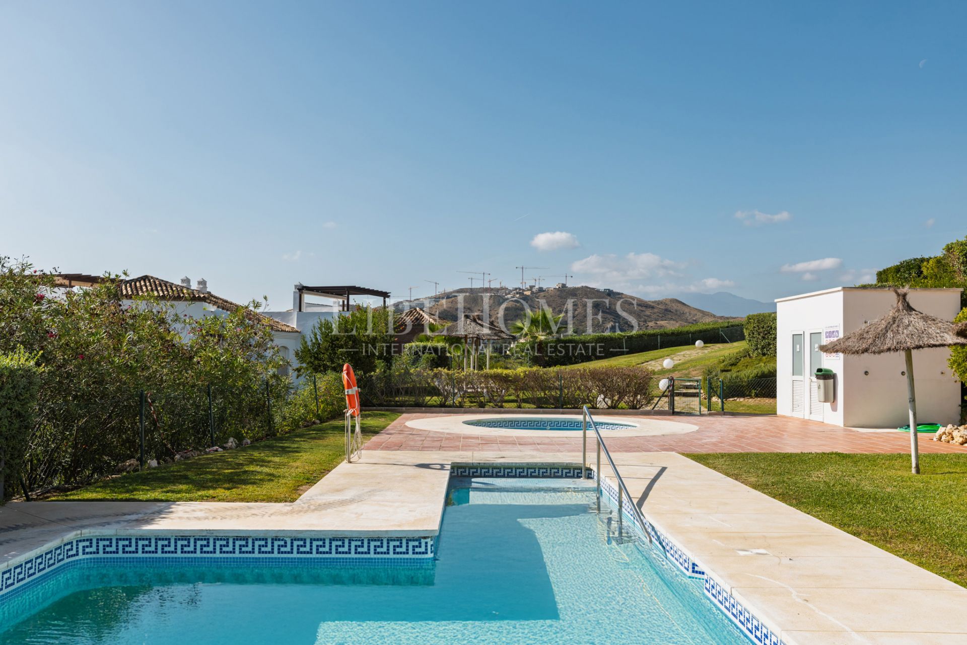 Appartement avec vue panoramique sur le golf à Los Arqueros, Benahavis
