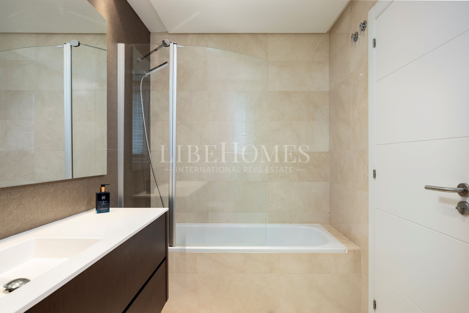 Appartement avec vue panoramique sur le golf à Los Arqueros, Benahavis