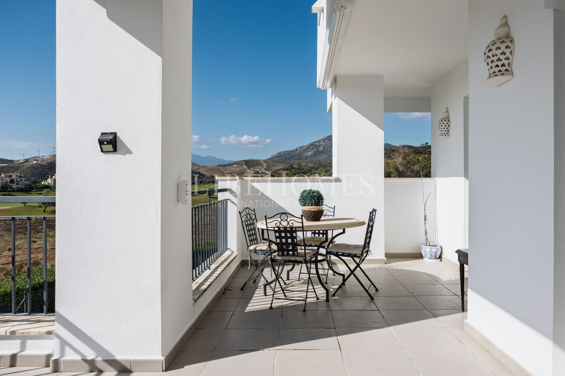 Appartement avec vue panoramique sur le golf à Los Arqueros, Benahavis