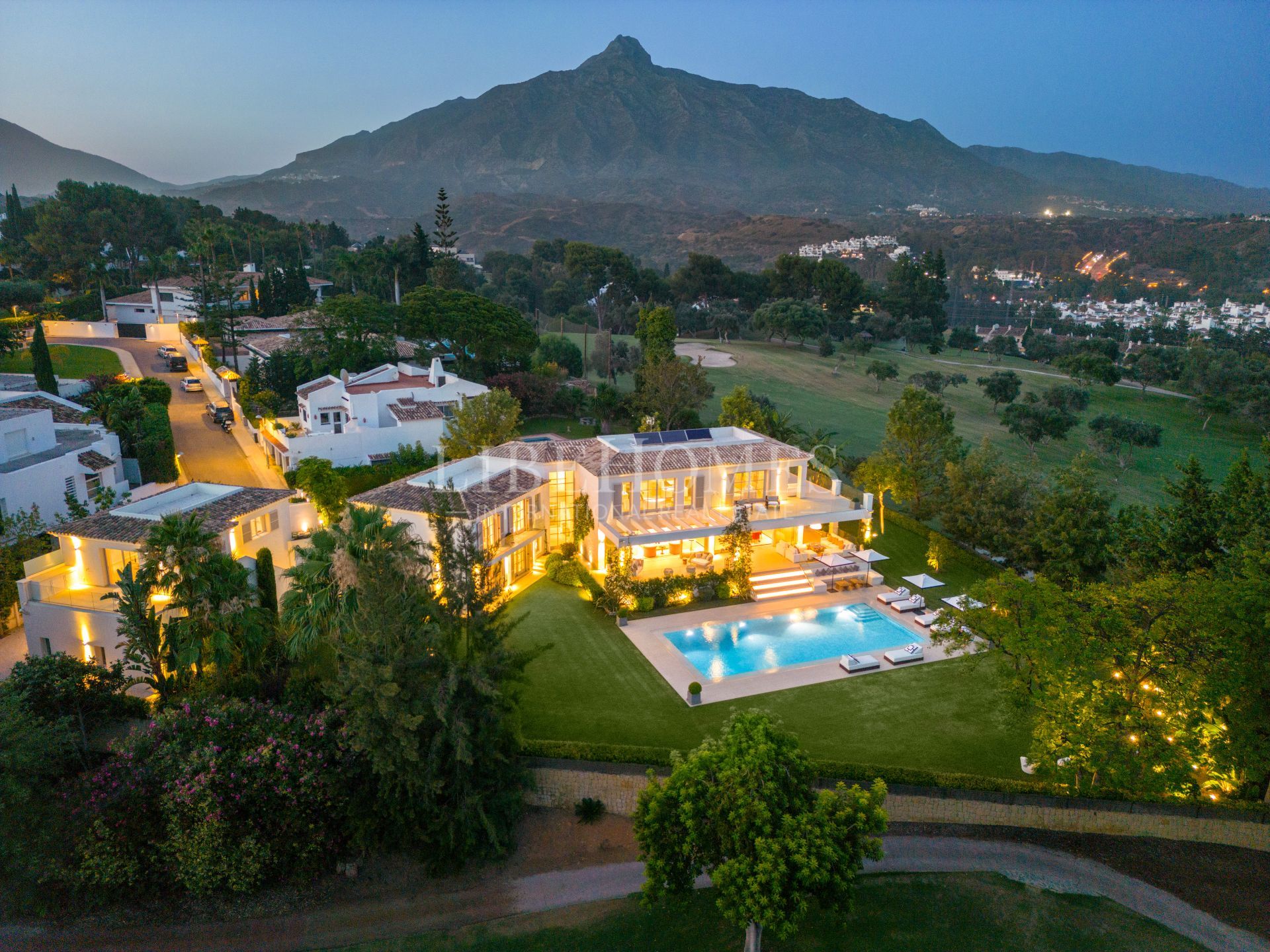 Frontline golf luxury villa in Aloha area, Nueva Andalucia, Marbella
