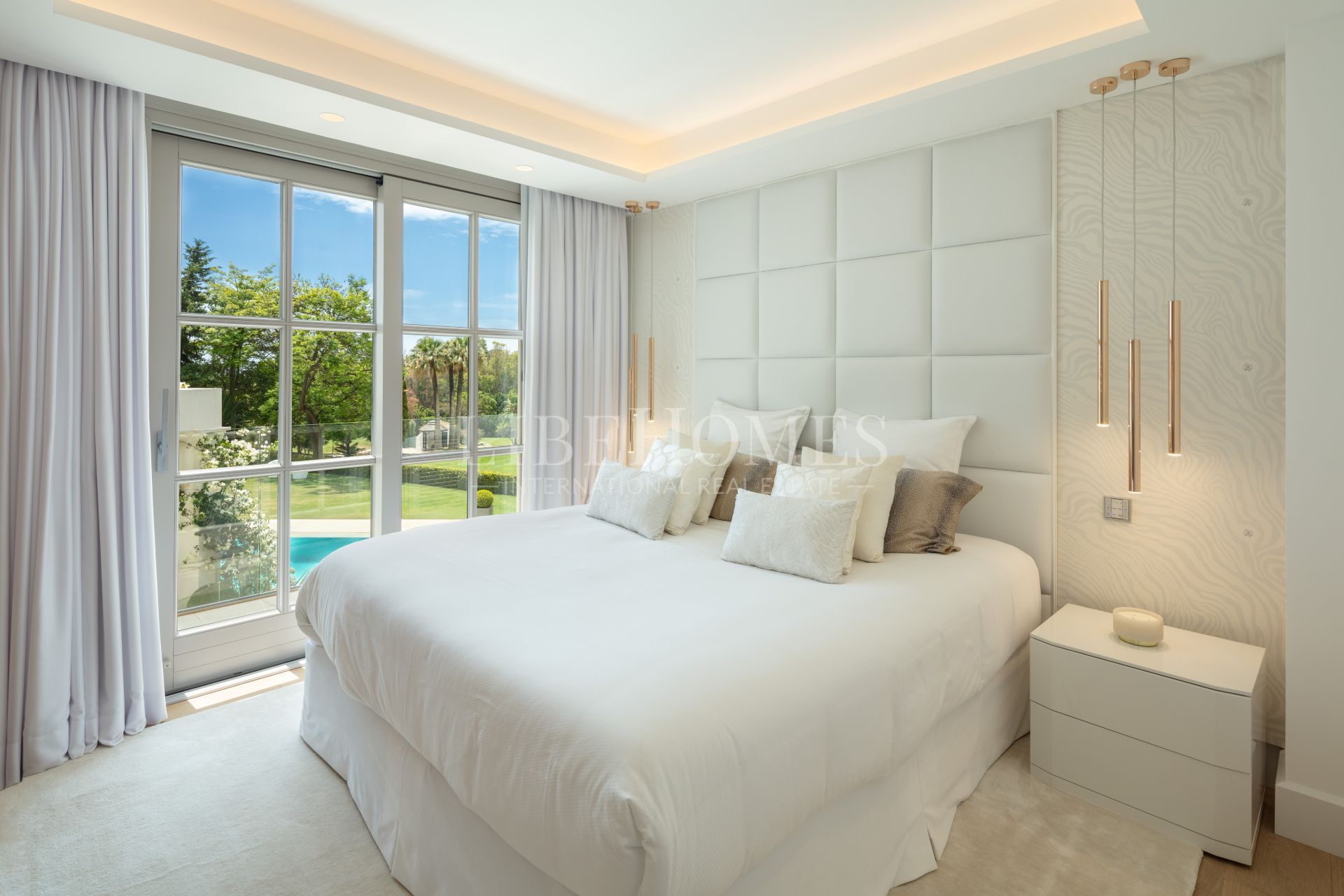 Frontline golf luxury villa in Aloha area, Nueva Andalucia, Marbella