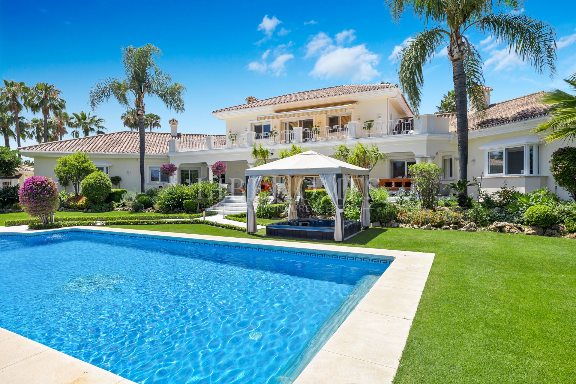 Villa totalement rénovée construite à La Cerquilla, Nueva Andalucia, Marbella