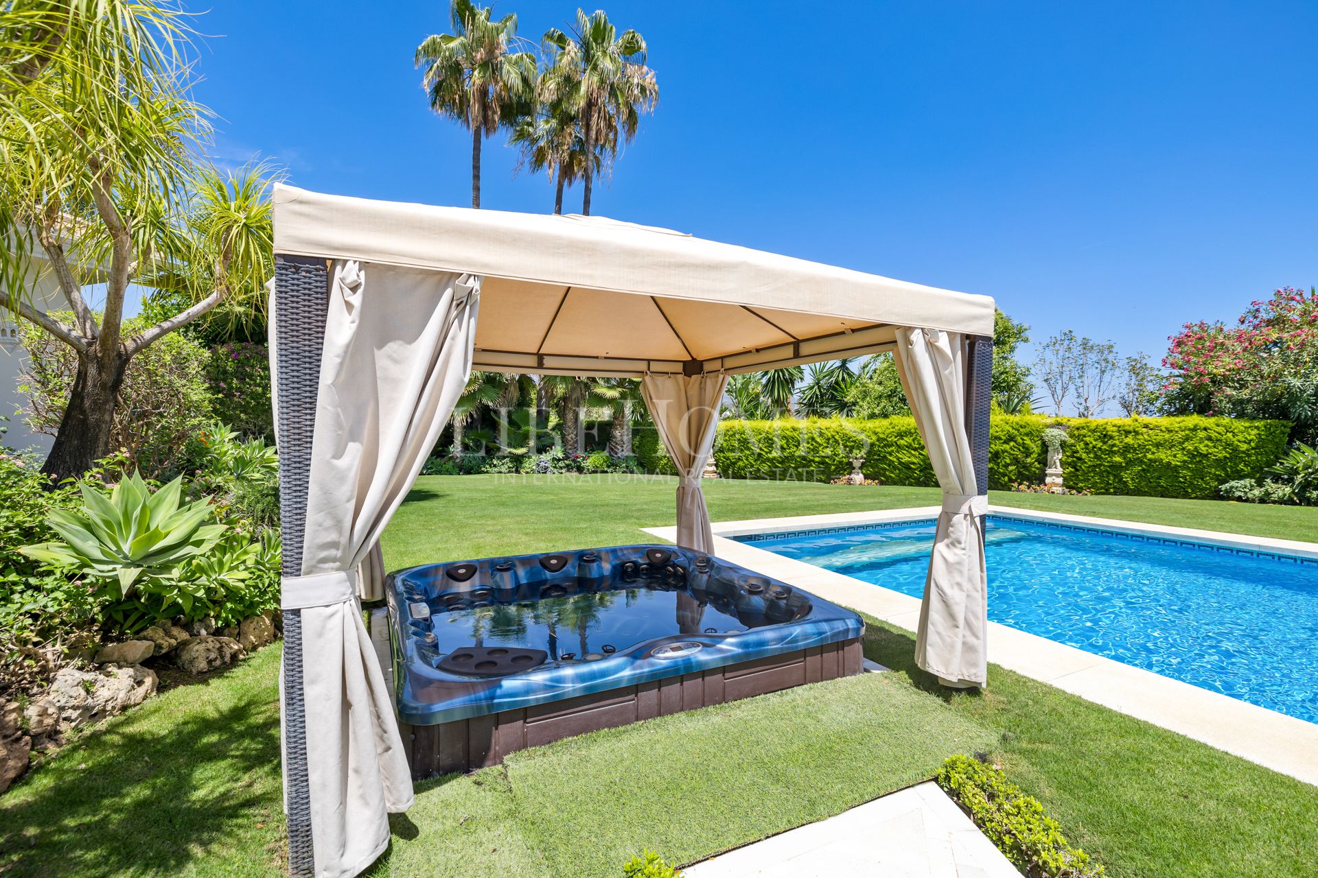 Villa totalement rénovée construite à La Cerquilla, Nueva Andalucia, Marbella