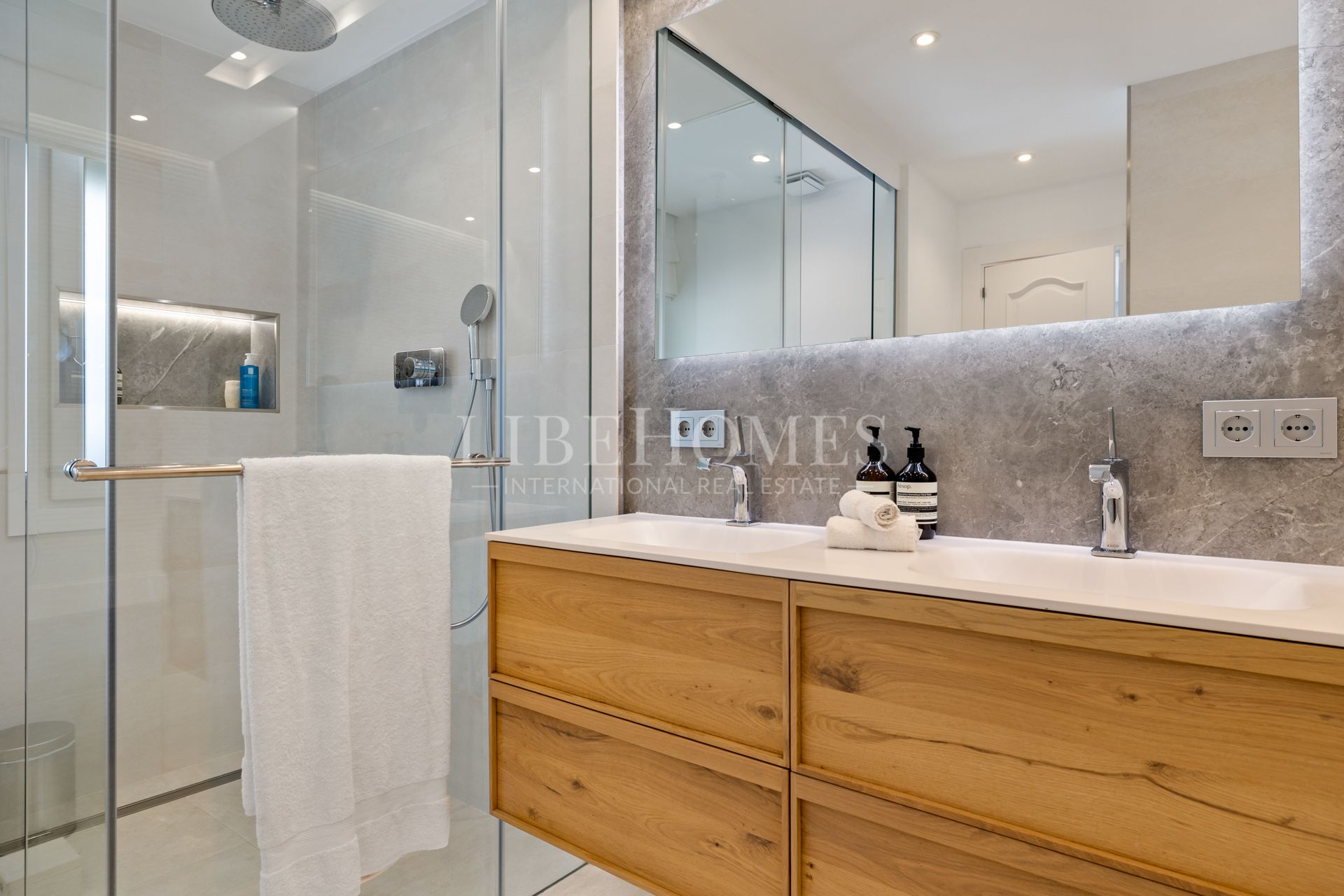 Villa totalement rénovée construite à La Cerquilla, Nueva Andalucia, Marbella