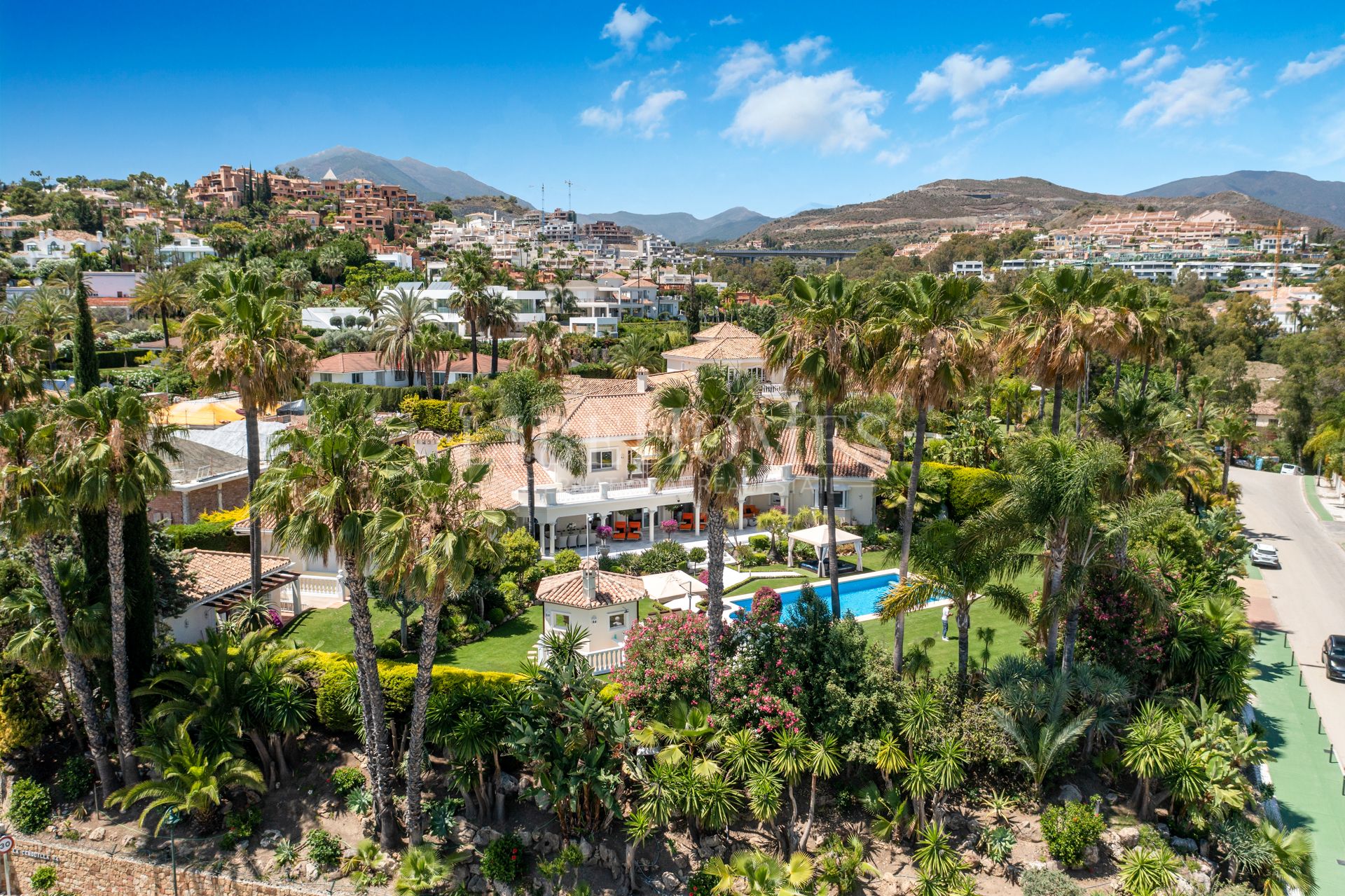 Villa totalement rénovée construite à La Cerquilla, Nueva Andalucia, Marbella