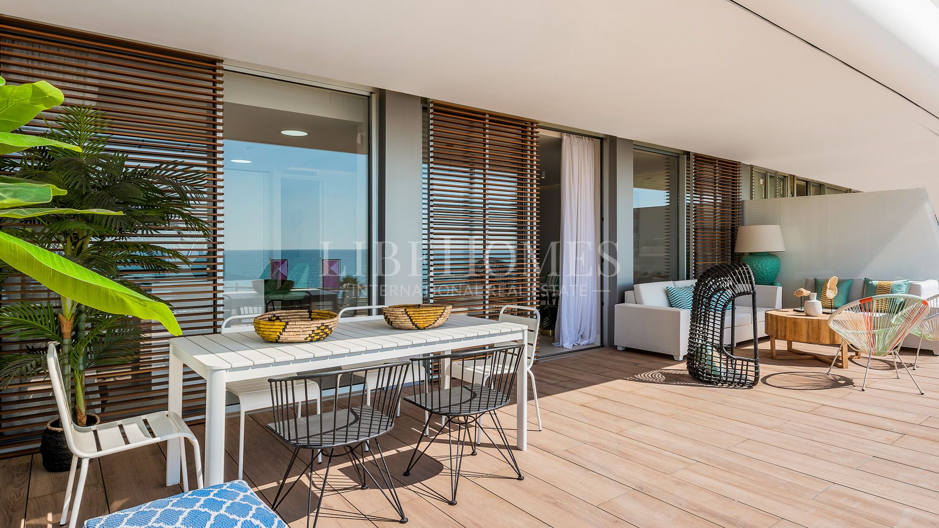 Ground floor in a new beachfront complex, 5 minutes to Estepona