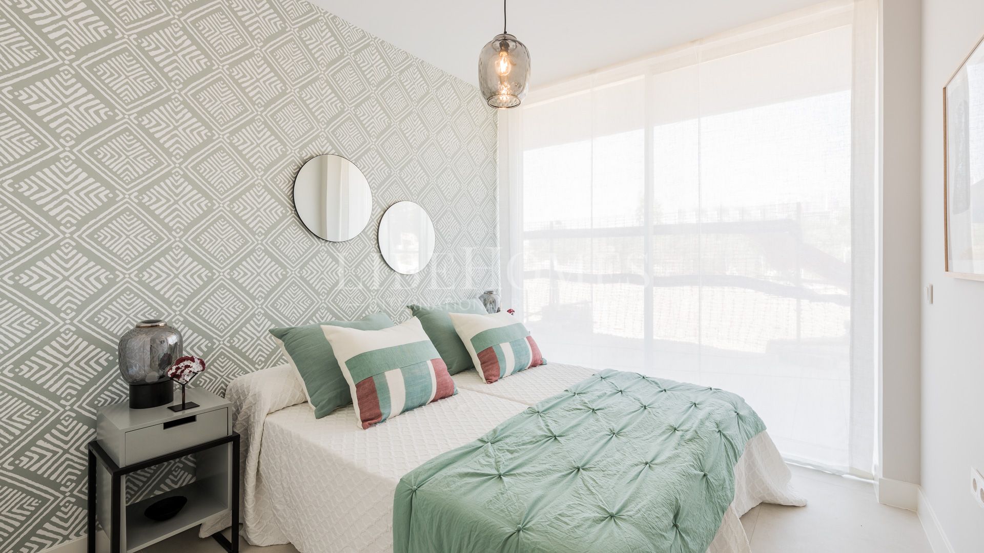 Luxury penthouse in a new beachfront complex, 5 minutes to Estepona