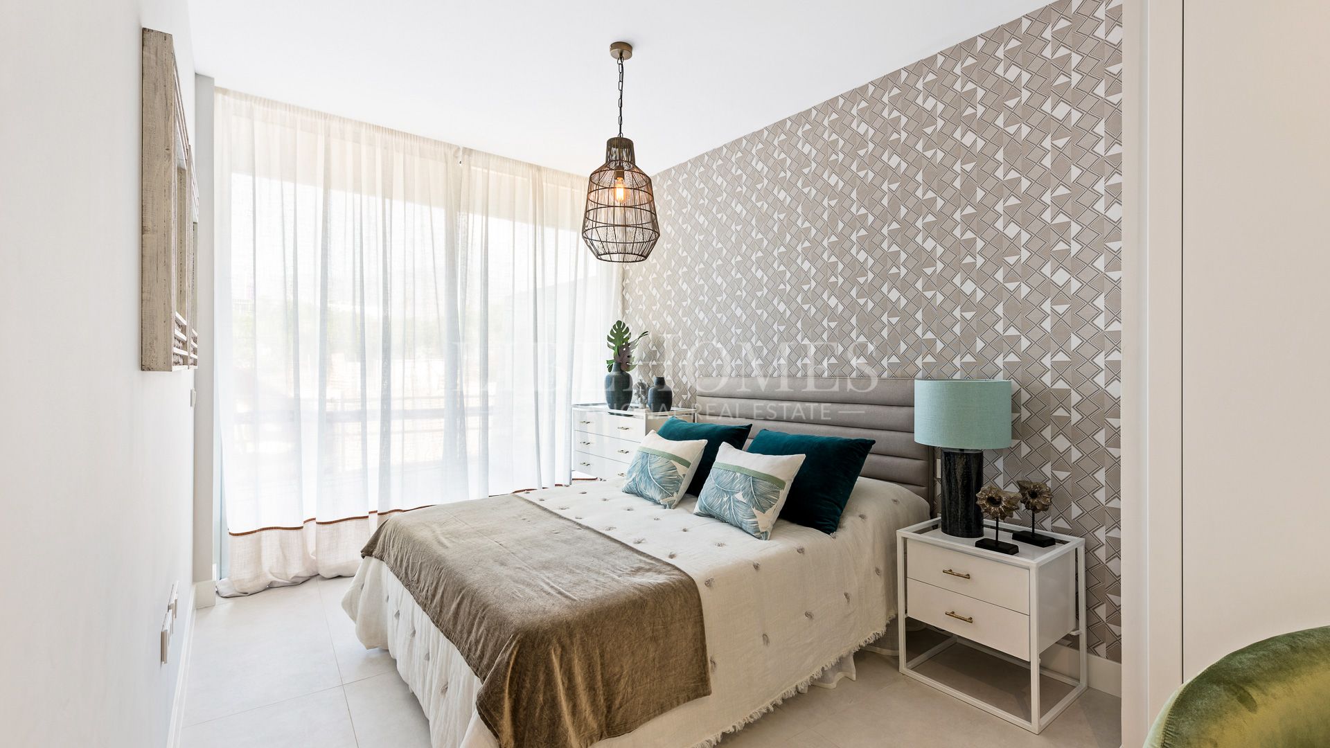 Luxury penthouse in a new beachfront complex, 5 minutes to Estepona