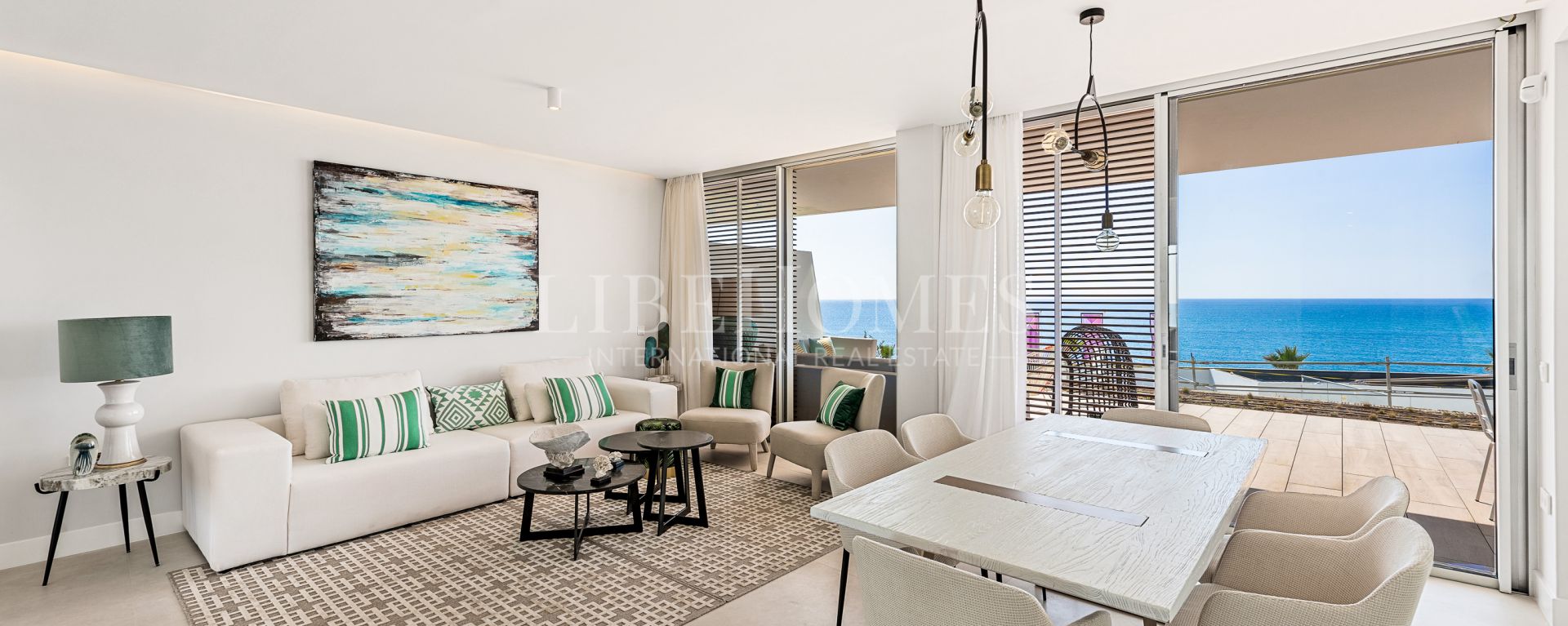 Luxury penthouse in a new beachfront complex, 5 minutes to Estepona