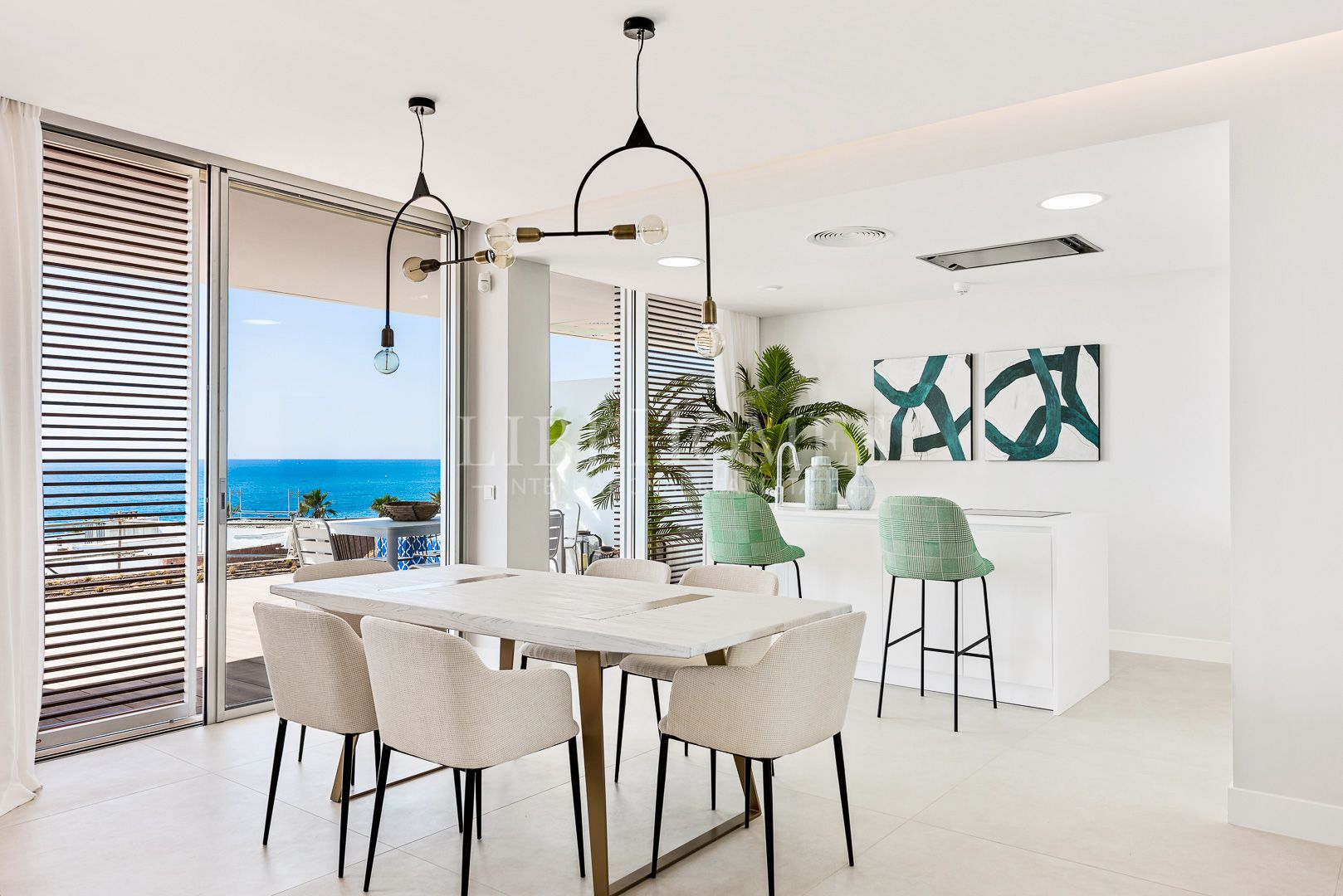 Luxury penthouse in a new beachfront complex, 5 minutes to Estepona