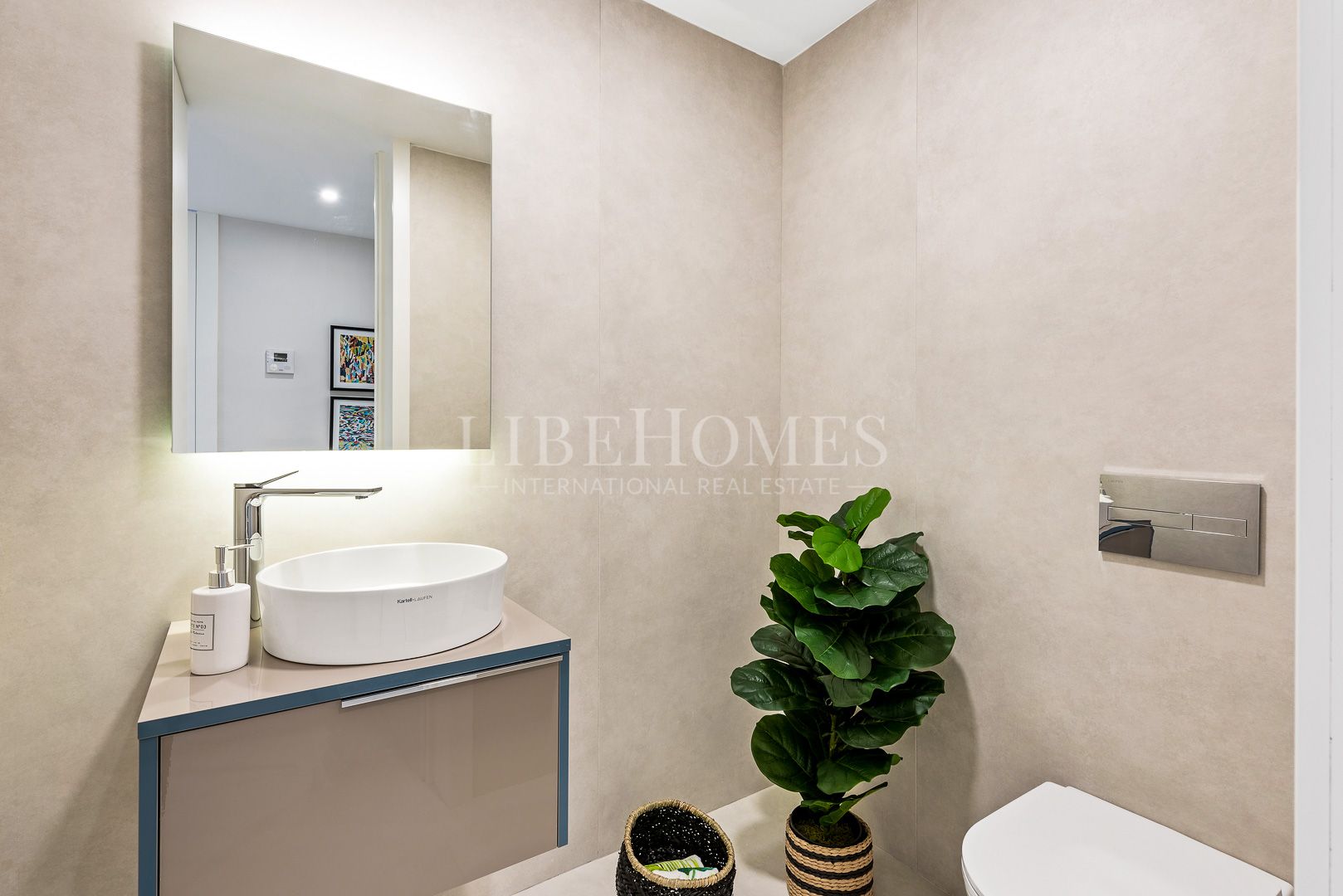 Luxury penthouse in a new beachfront complex, 5 minutes to Estepona