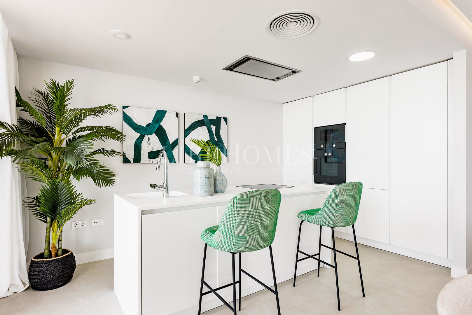 Luxury penthouse in a new beachfront complex, 5 minutes to Estepona