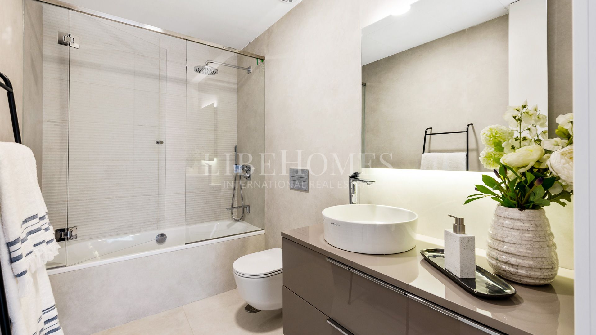 Luxury penthouse in a new beachfront complex, 5 minutes to Estepona