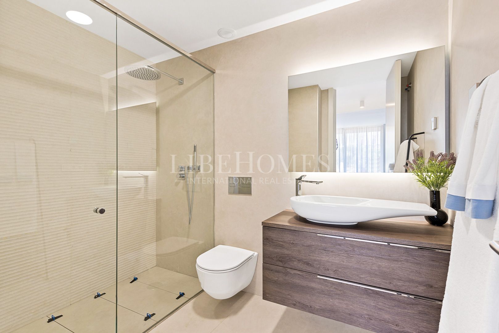 Luxury penthouse in a new beachfront complex, 5 minutes to Estepona