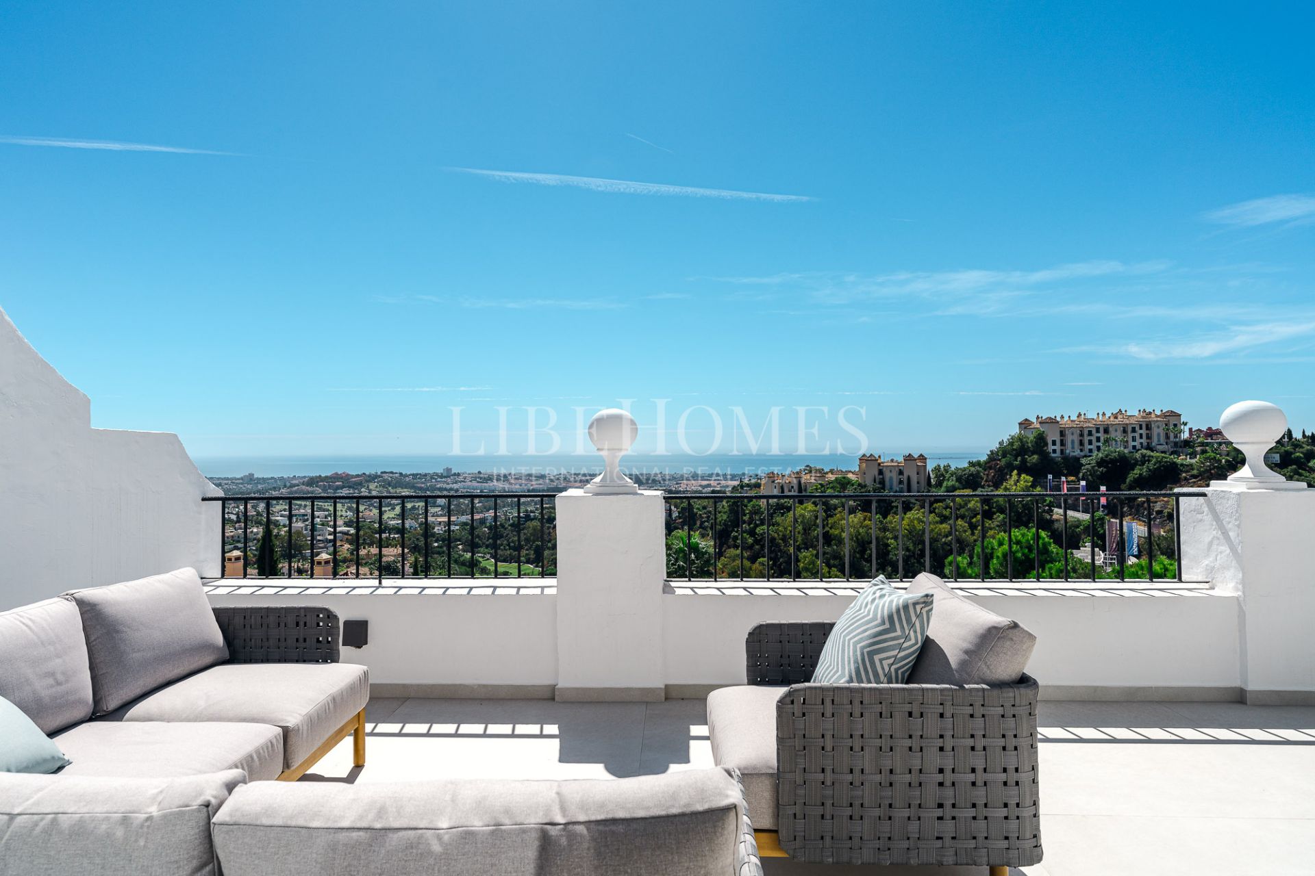 Penthouse for sale in Las Colinas de Marbella, Benahavis