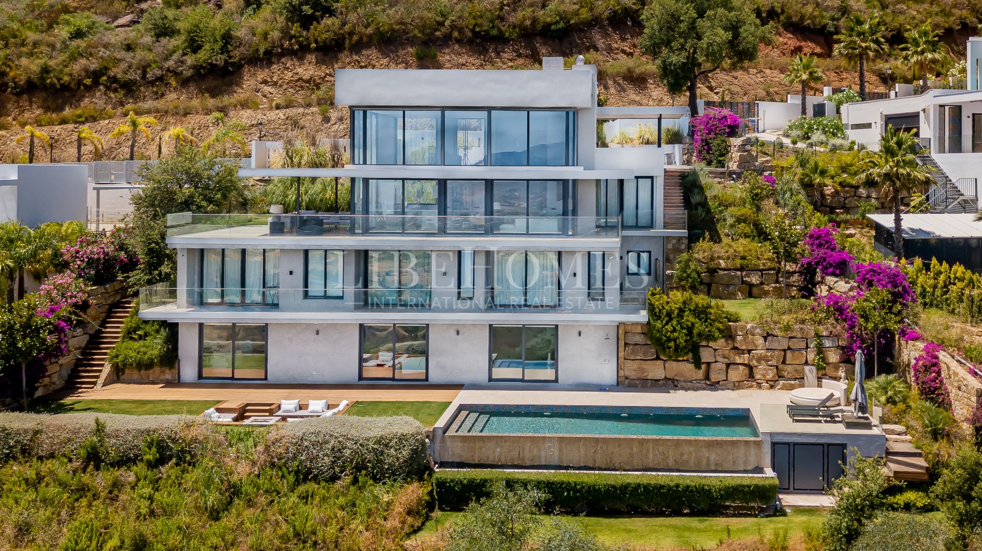 Elegant luxury villa in La Mairena, Altos de los Monteros, Marbella