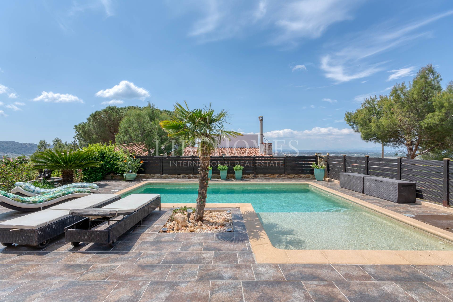 Elegant villa with breathtaking panoramic sea view in Rosas