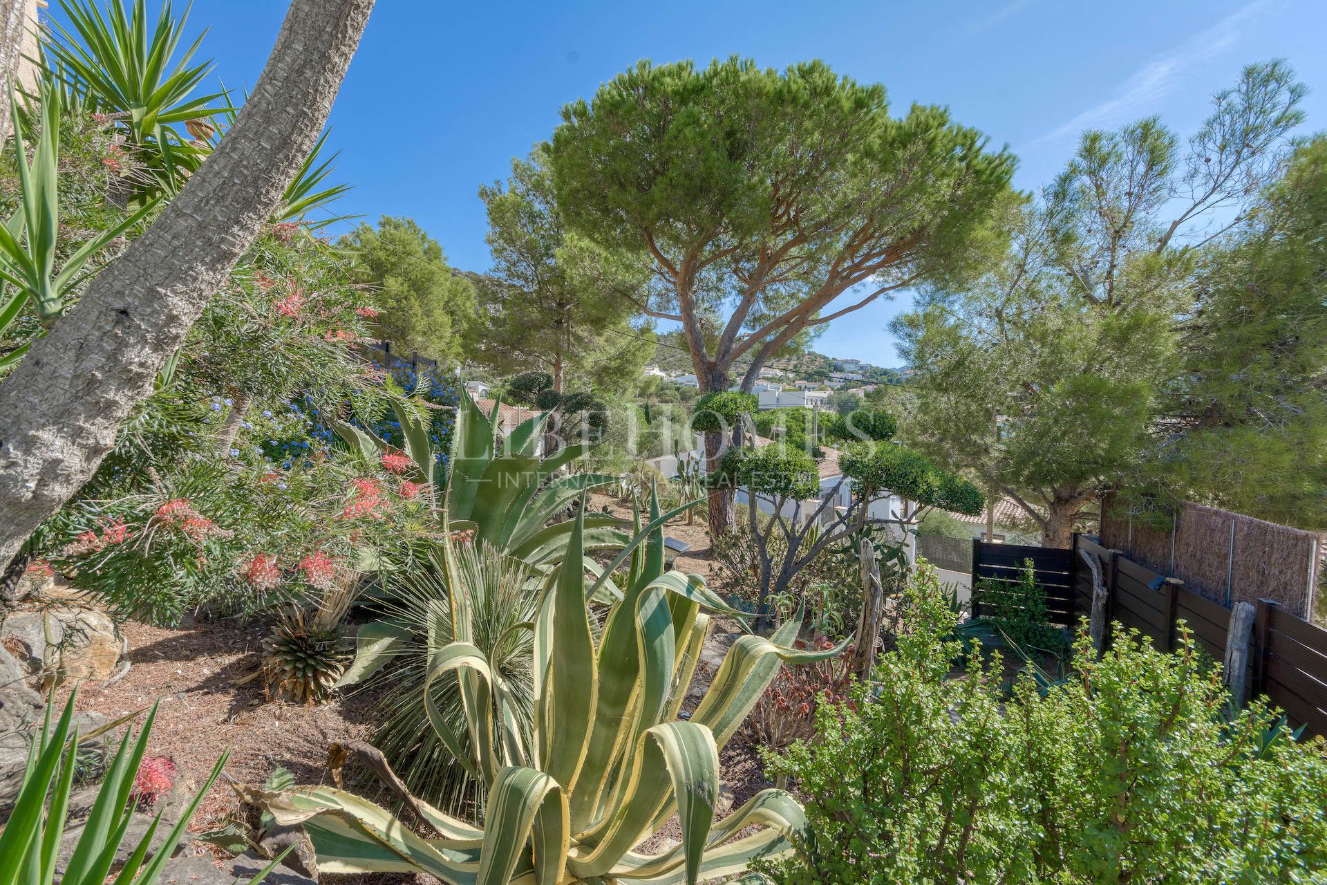 Elegant villa with breathtaking panoramic sea view in Rosas