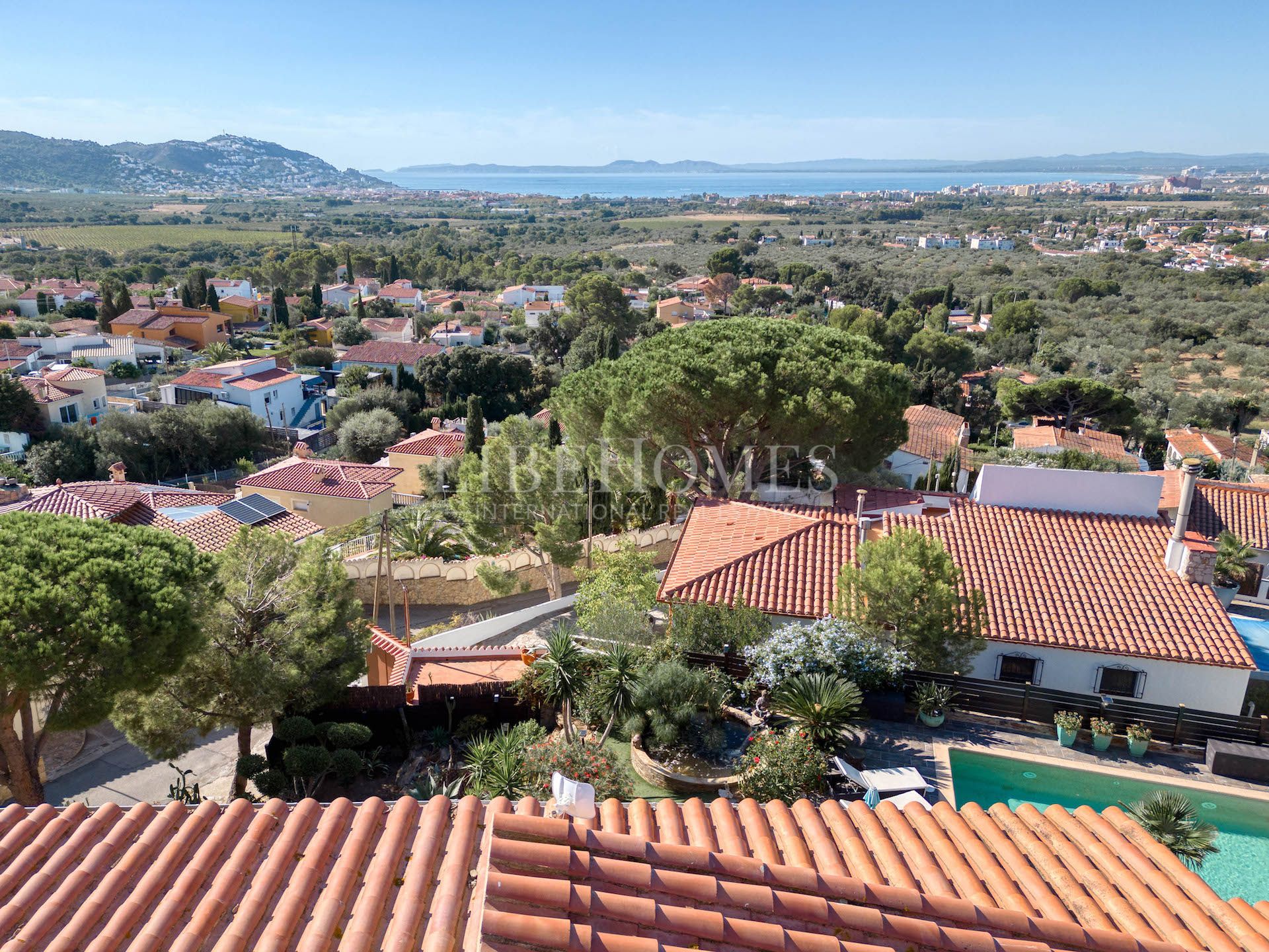 Elegant villa with breathtaking panoramic sea view in Rosas