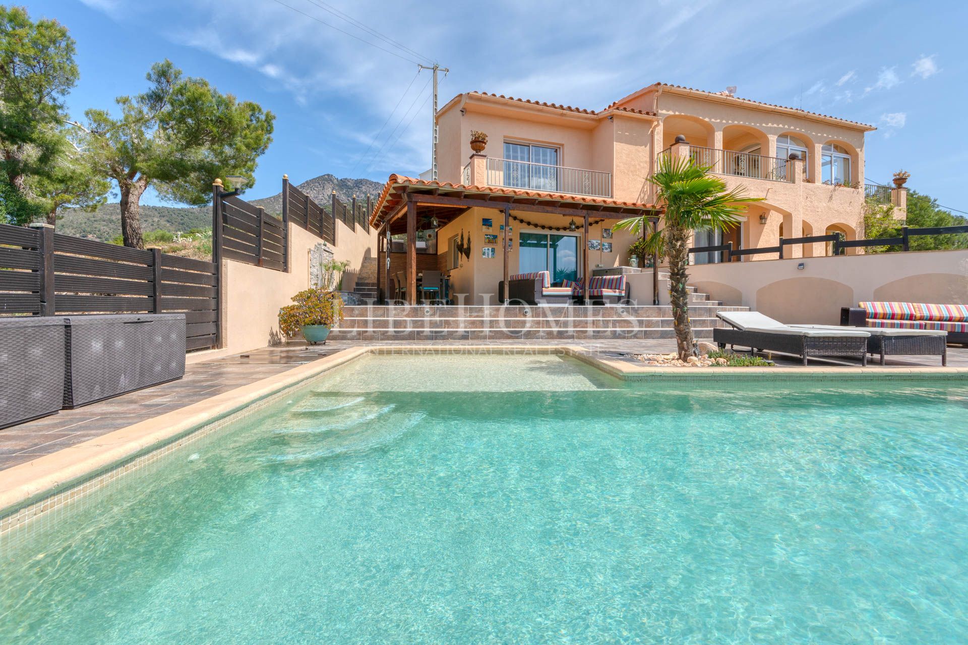 Elegant villa with breathtaking panoramic sea view in Rosas