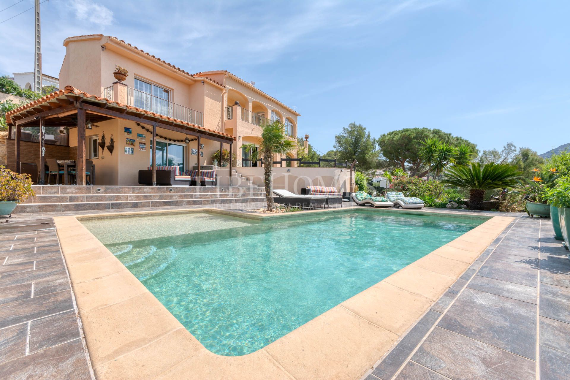 Elegant villa with breathtaking panoramic sea view in Rosas