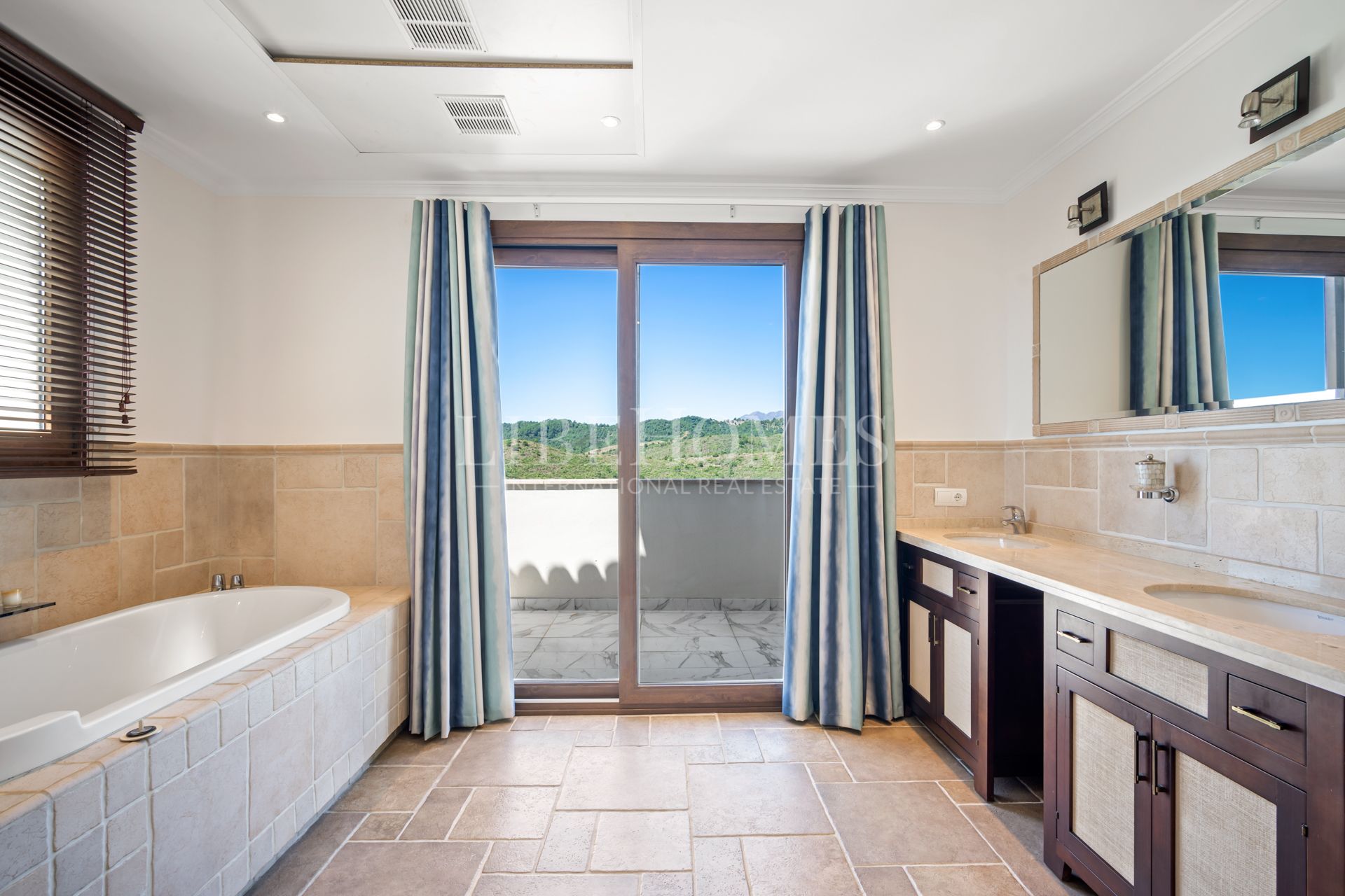 Villa avec vue spectaculaire sur la mer à Monte Mayor, Benahavis