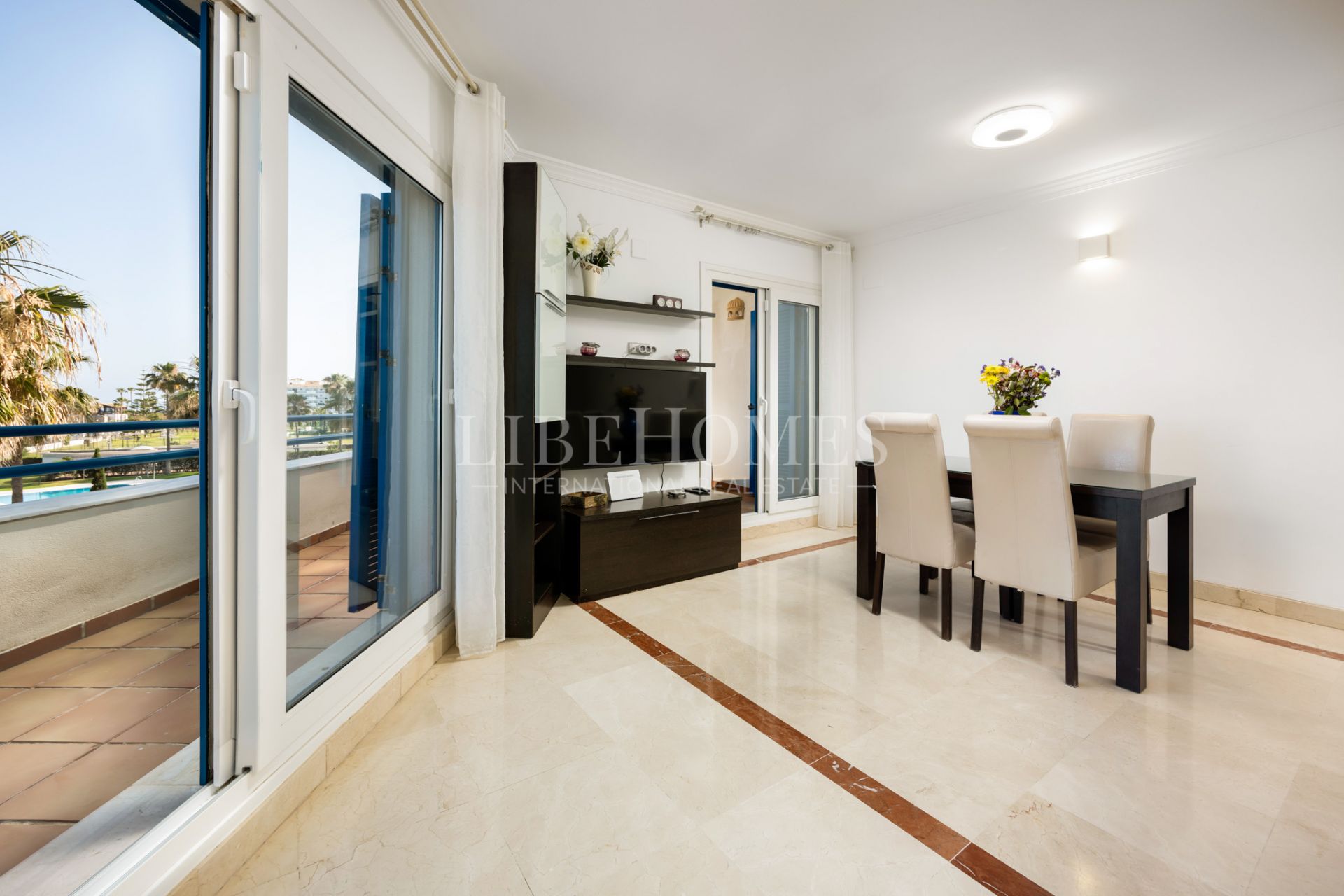 Beachfront apartment, terrace facing the sea, La Noria, Sabinillas