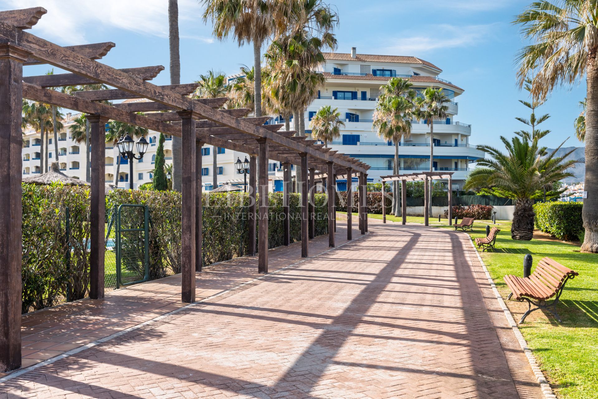 Beachfront apartment, terrace facing the sea, La Noria, Sabinillas
