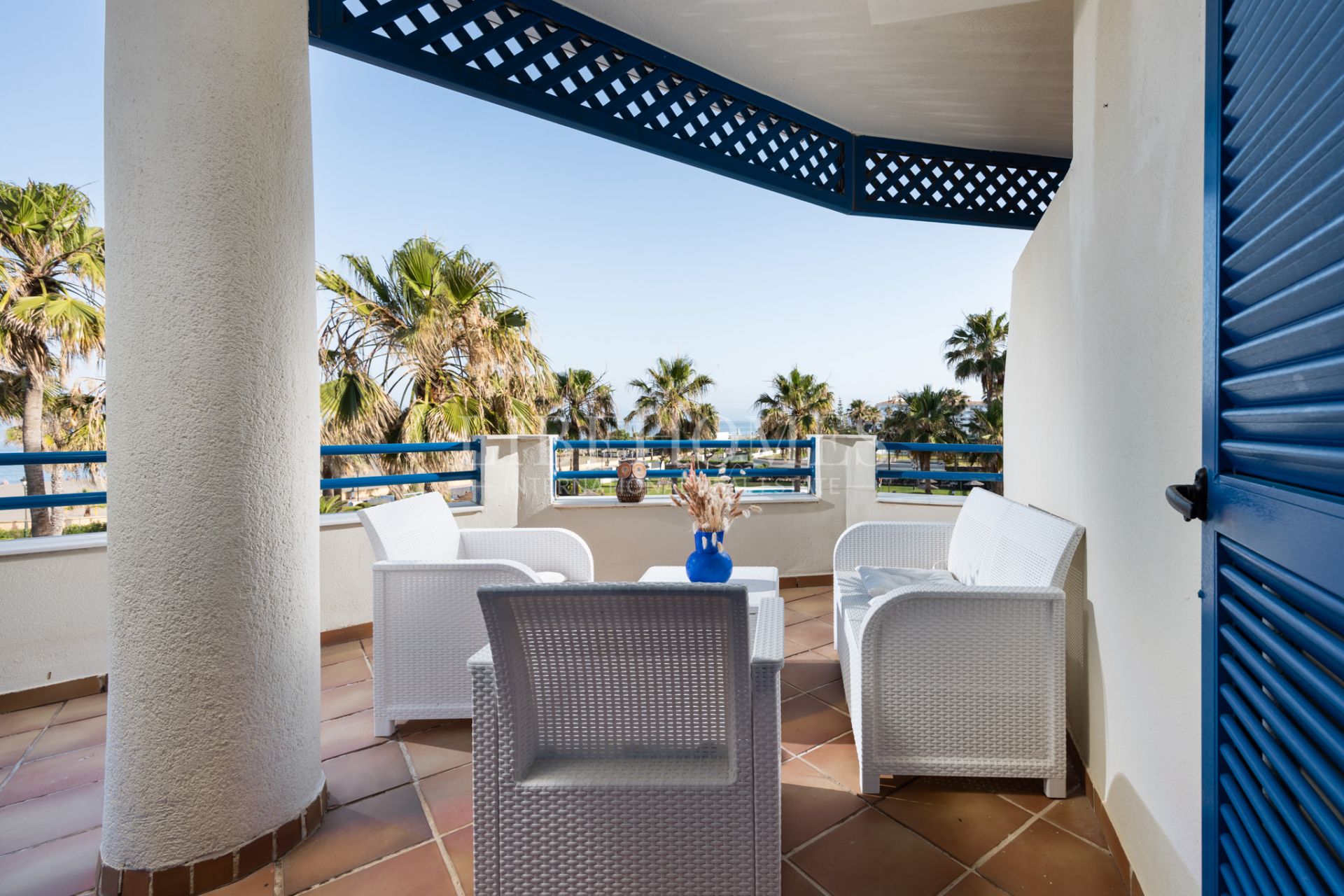 Beachfront apartment, terrace facing the sea, La Noria, Sabinillas