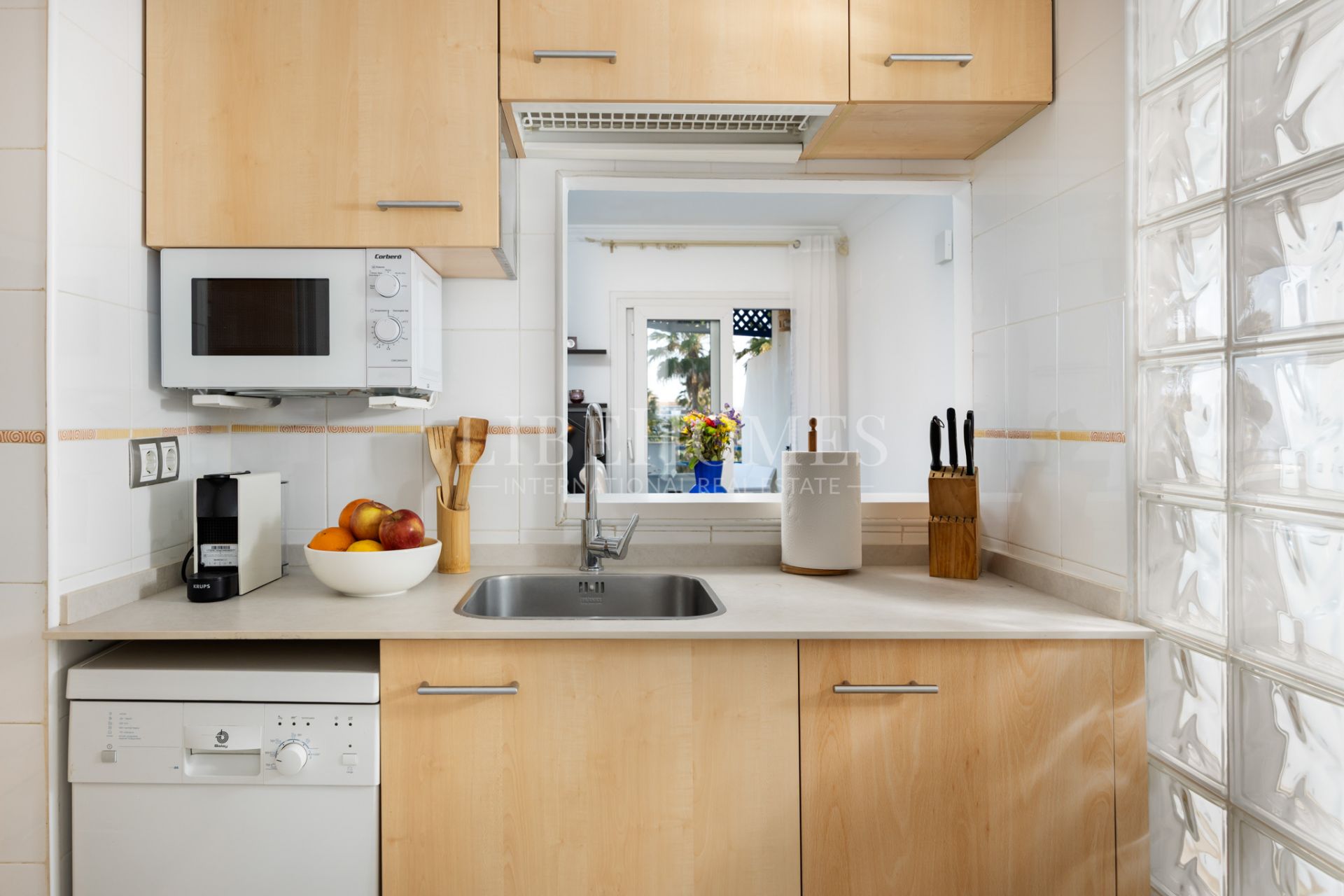 Beachfront apartment, terrace facing the sea, La Noria, Sabinillas