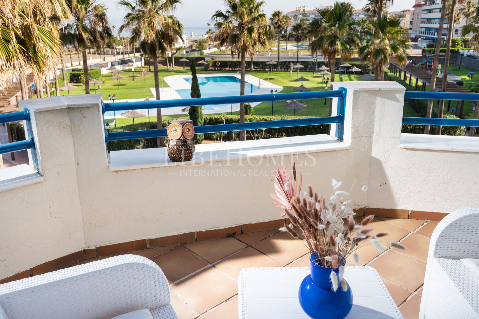 Beachfront apartment, terrace facing the sea, La Noria, Sabinillas