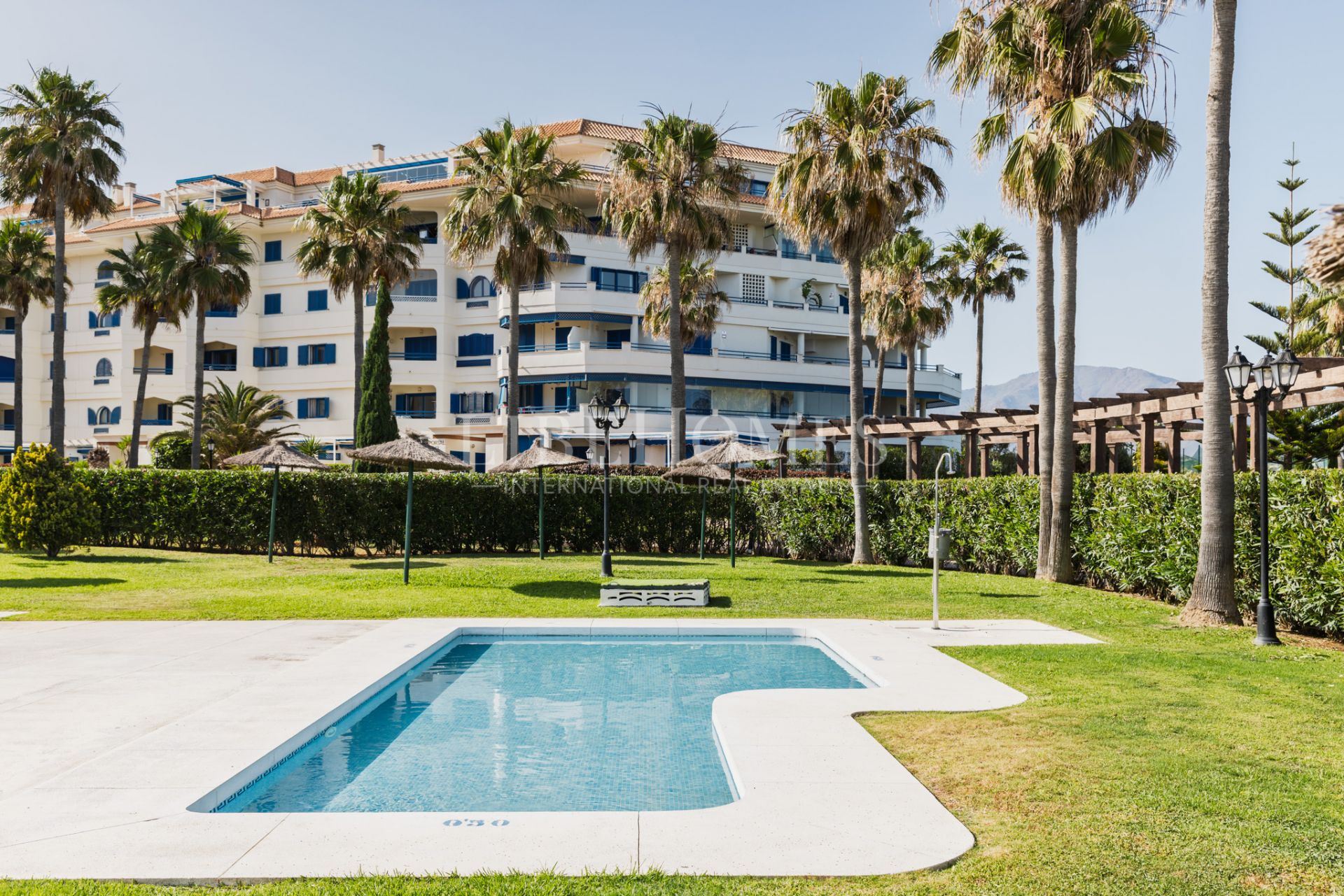 Beachfront apartment, terrace facing the sea, La Noria, Sabinillas